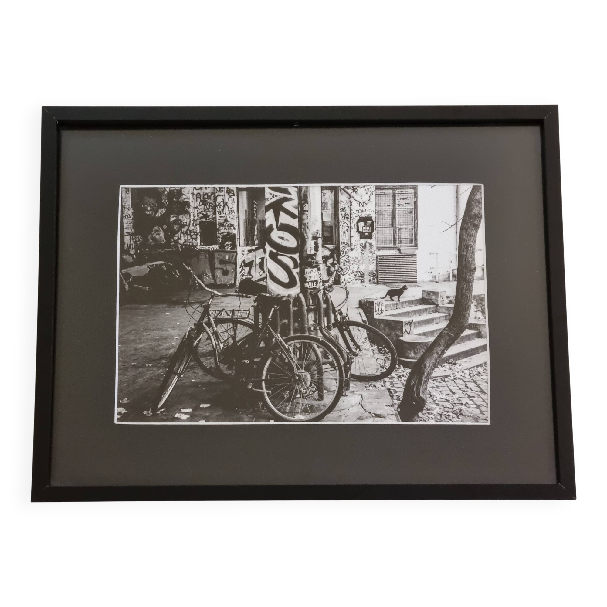 Urban scene with graffiti, vintage silver gelatin print, framed, 42 x 32 cm