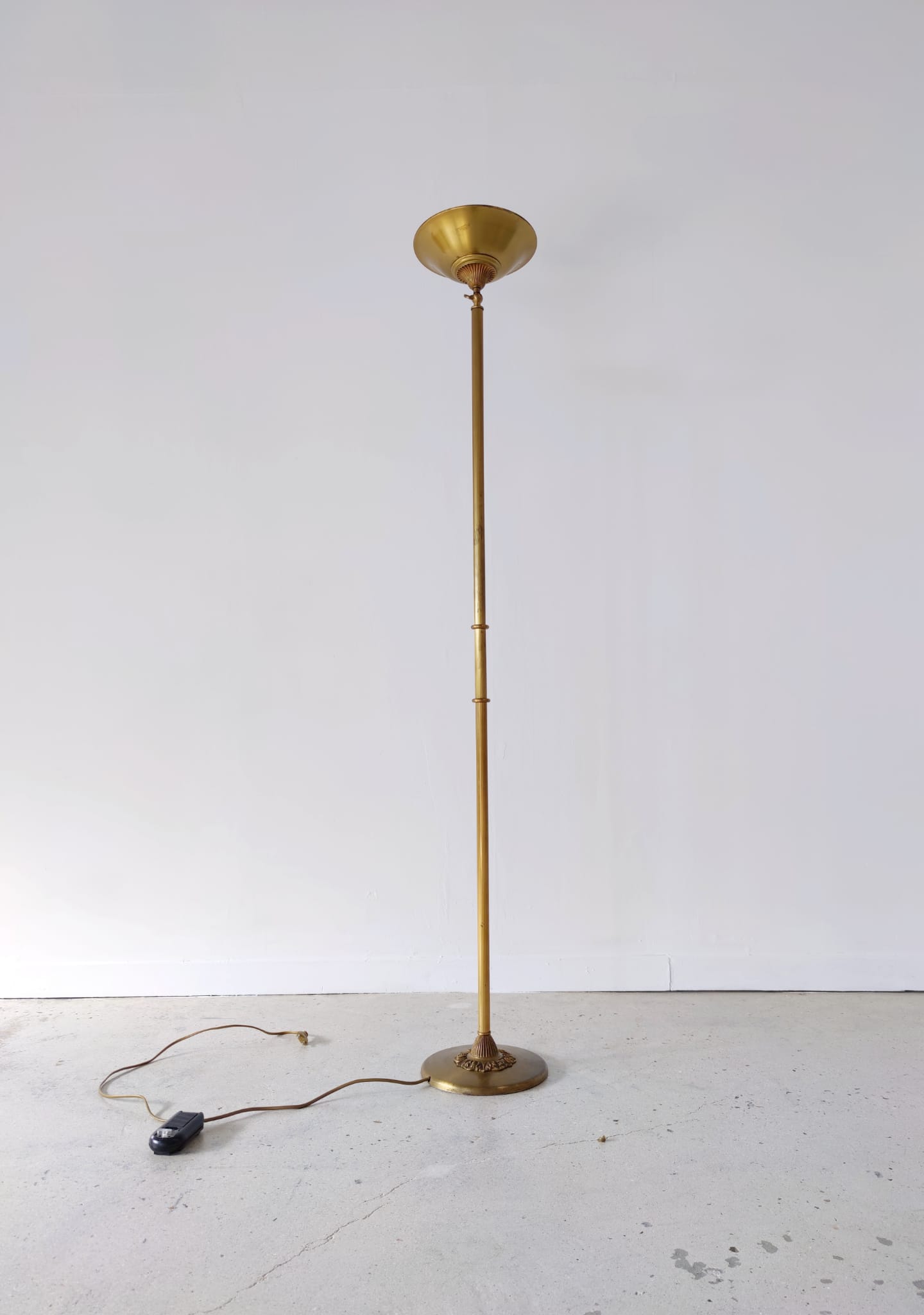 Halogen floor lamp in golden brass