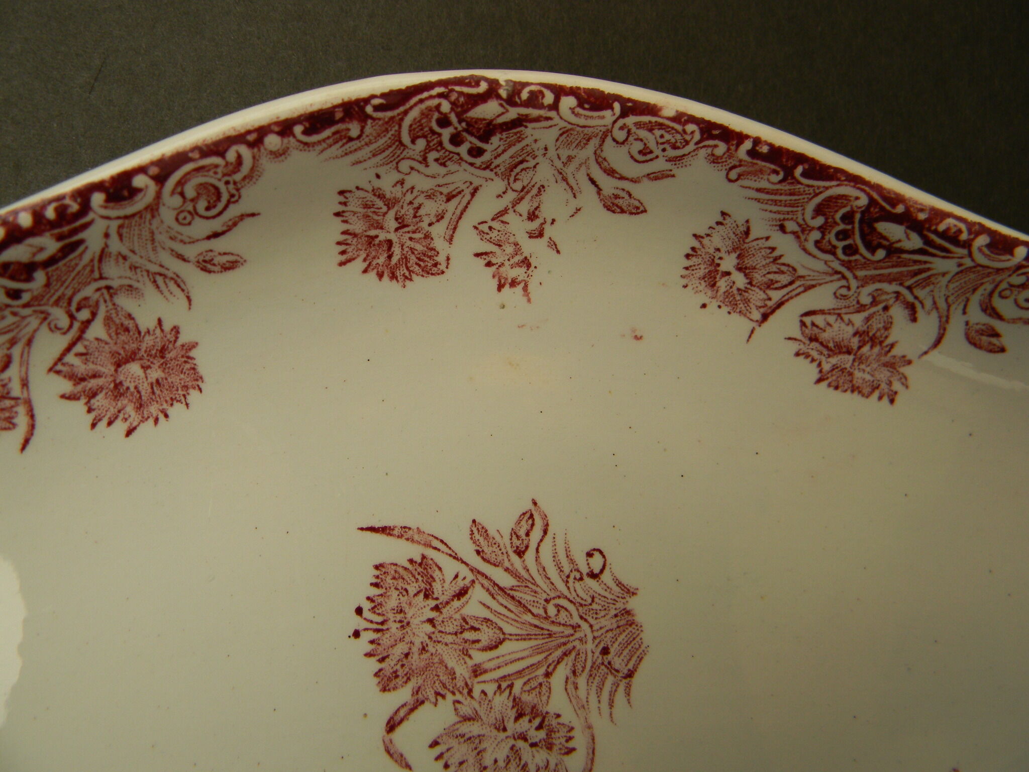 Ravier old in faience. Carnation decoration