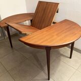 Round dining table with Scandinavian and Danish design in extendable teak from the 60s