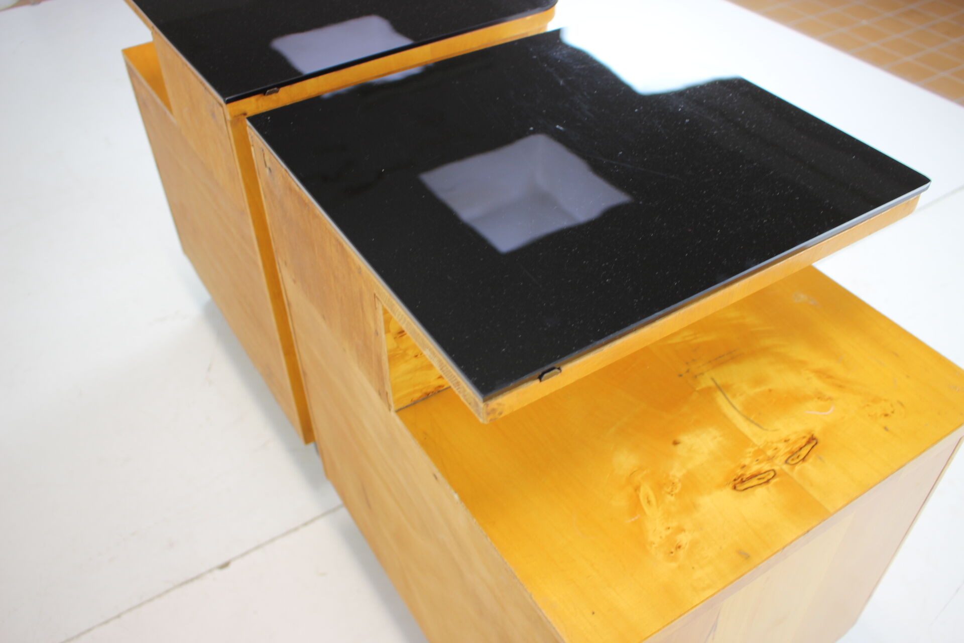 Ensemble de deux tables de chevet conçues par Jindřich Halabala pour UP závody, années 1950.