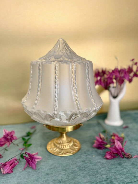 Art Deco lamp with floral patterns