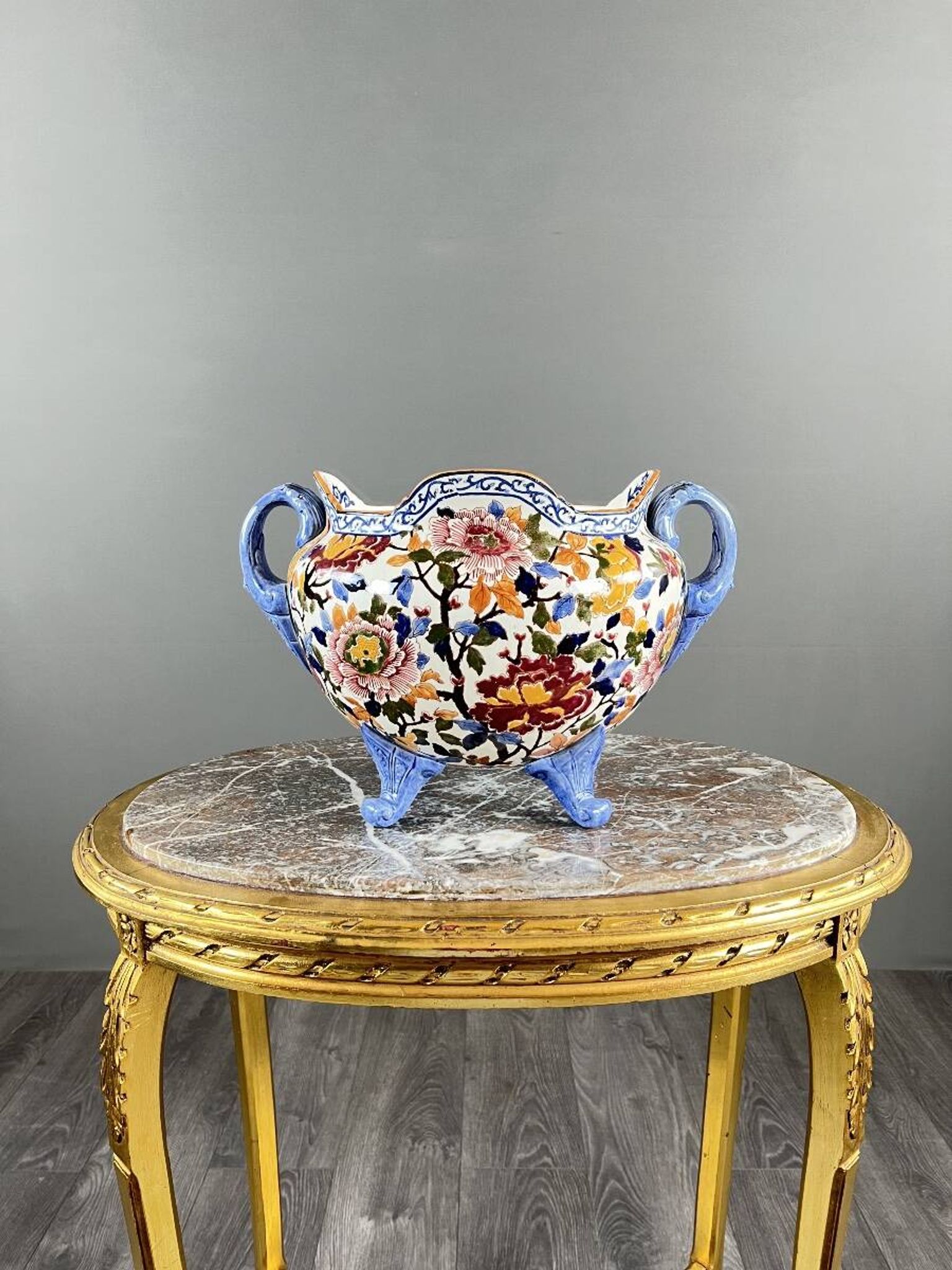 Large earthenware cache-pot from Gien with peony decoration, 20th century.