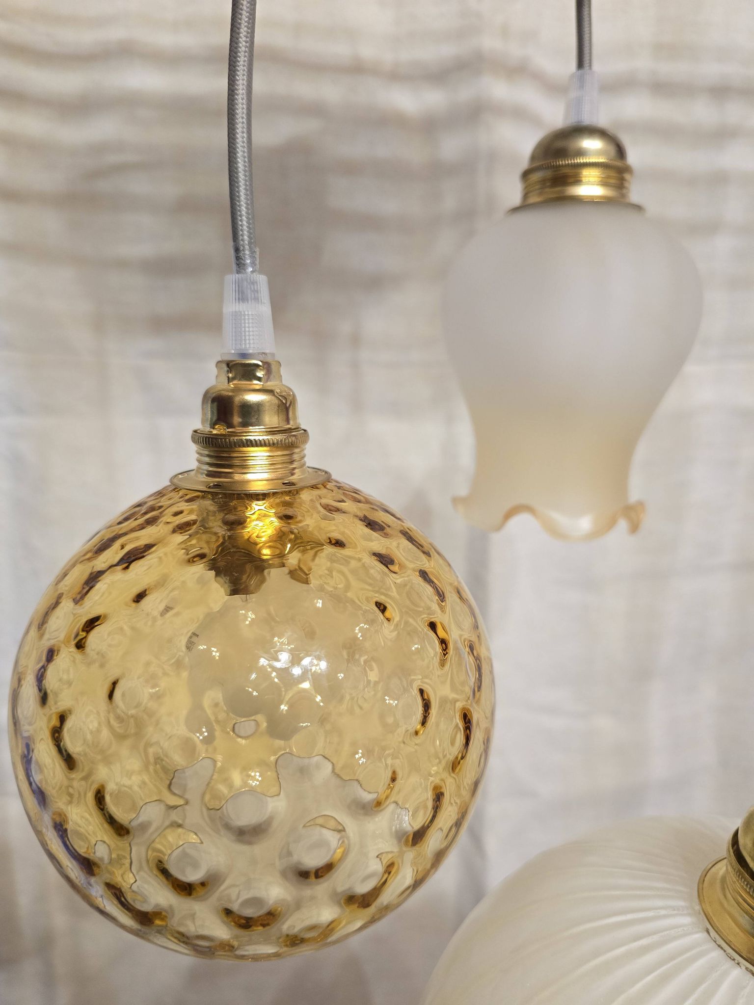 Suspension triple opaline verres ciselé et dépoli tons jaune orangé 