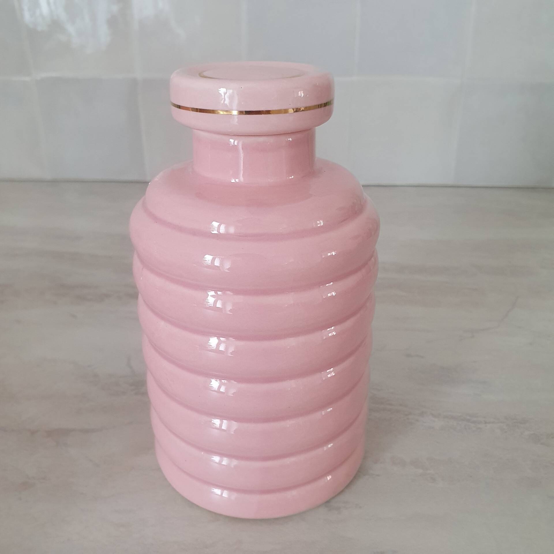 Set of pink and gold ceramic bathroom accessories