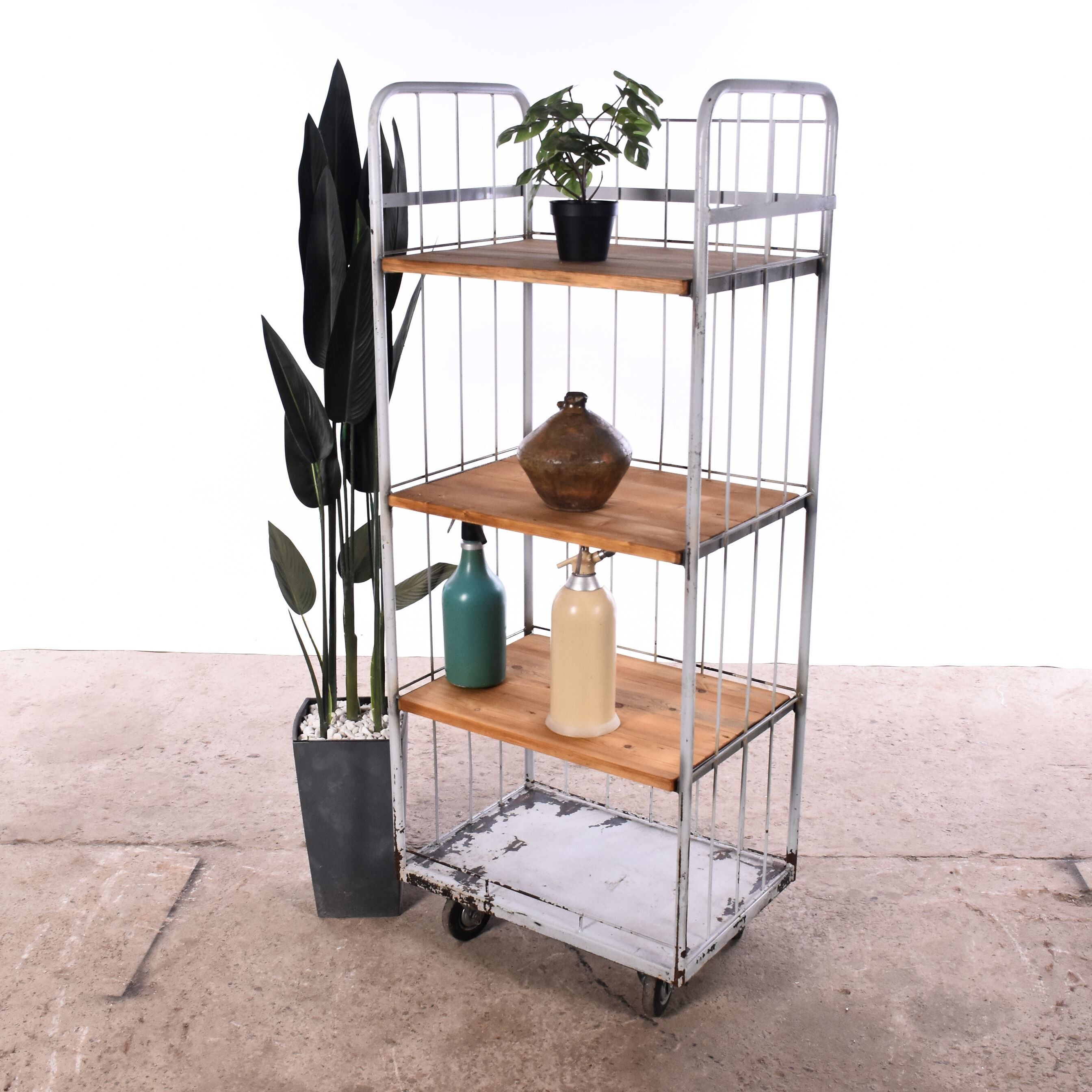 Shelving unit on wheels