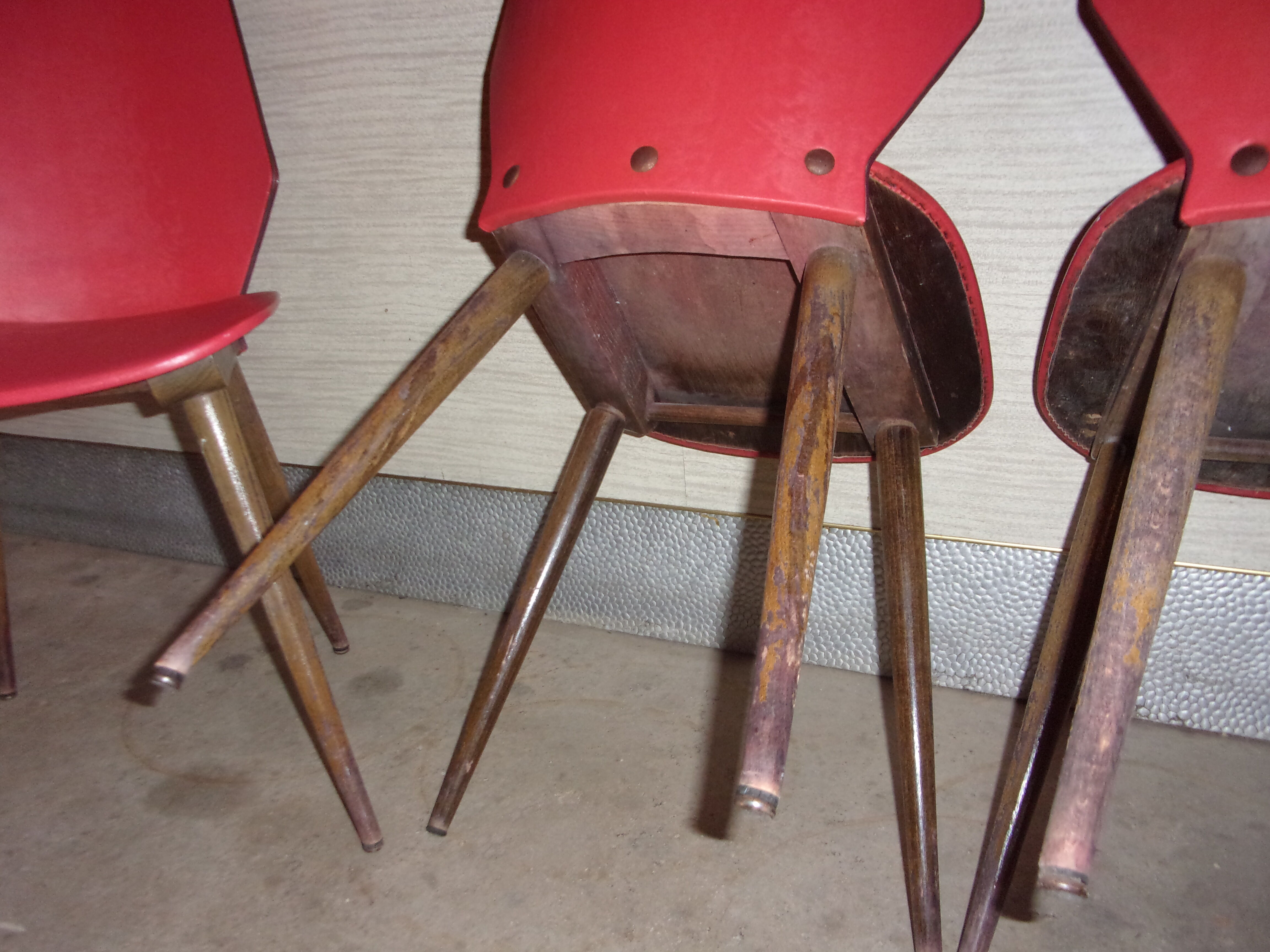 lot of 5 chairs 1950 1960 red feet compass