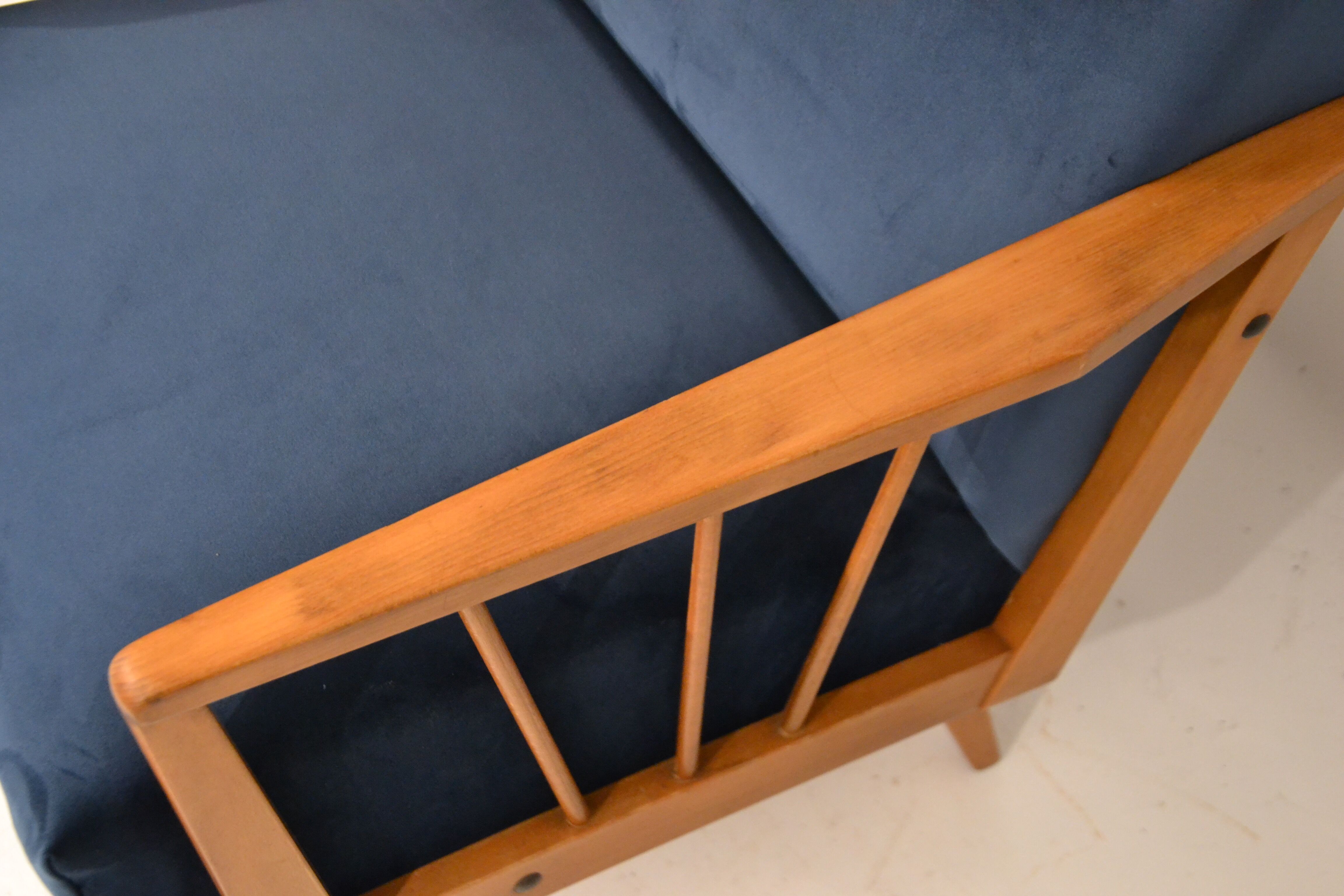 Fauteuil années 60 retapissé velours bleu