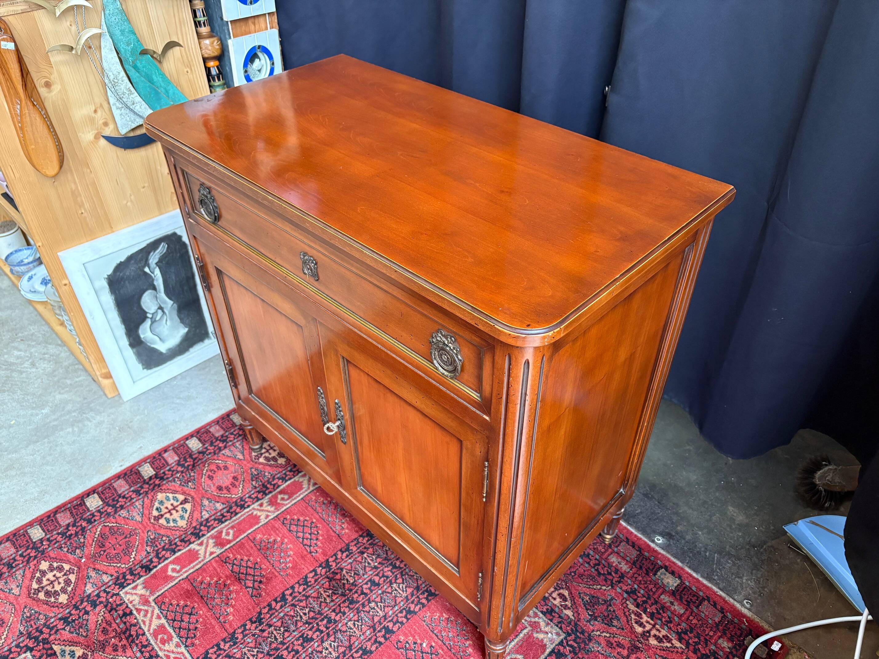 Buffet “style Louis XVI” — pièce décorative avec charme classique