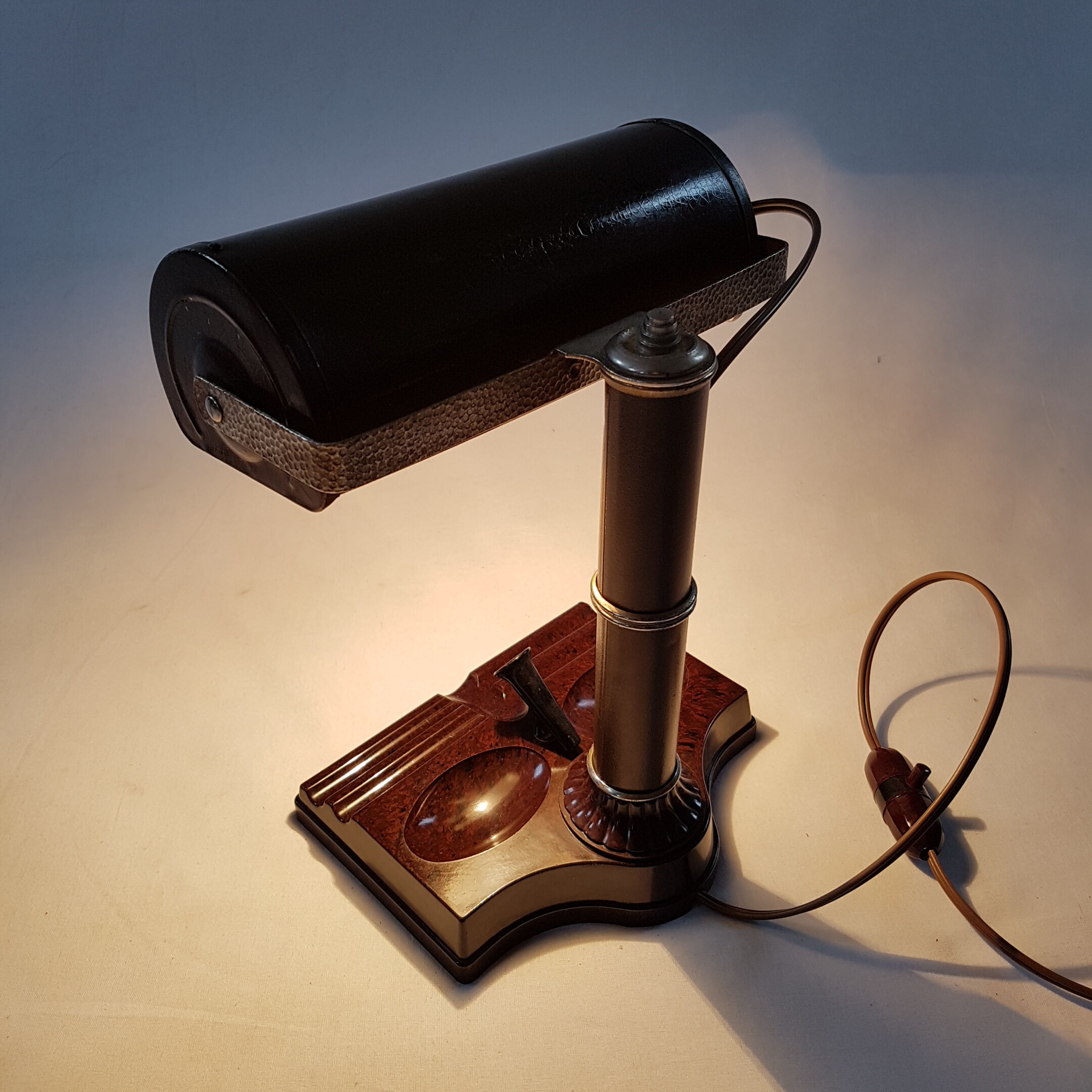 Style in brown bakelite altas appliance brookli banker desk lamp