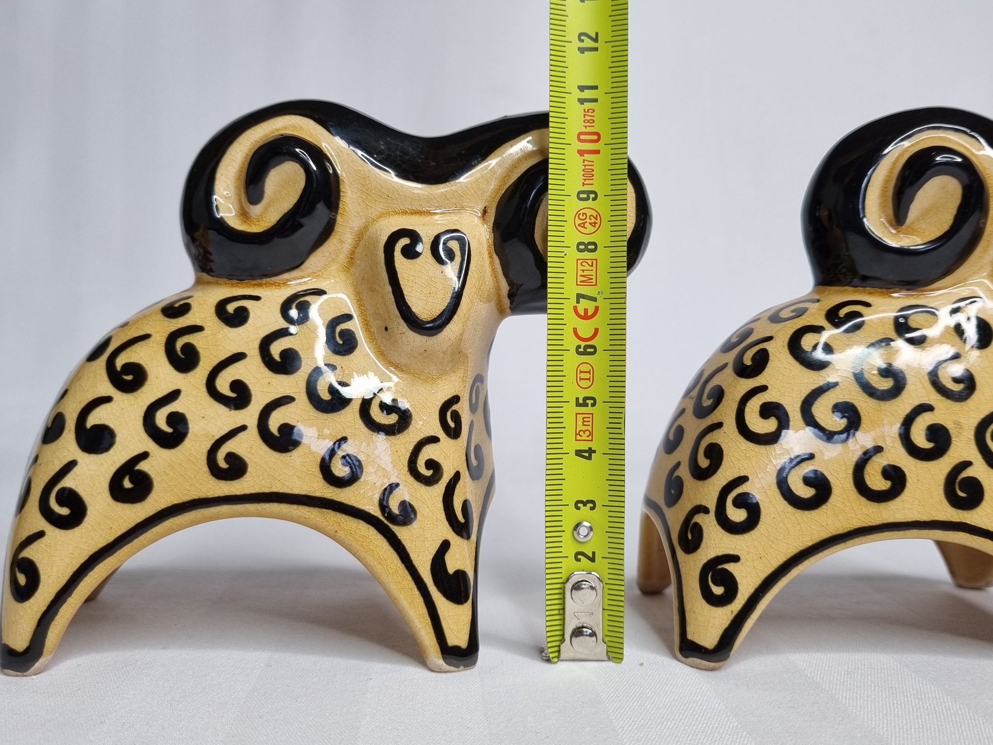 Deux béliers stylisés en céramique émaillée, vintage,  Kasakhstan