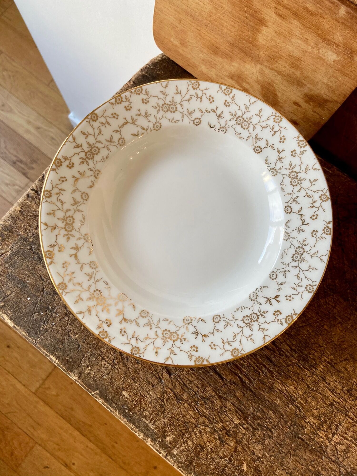 Set of 6 hollow plates in white and gold porcelain
