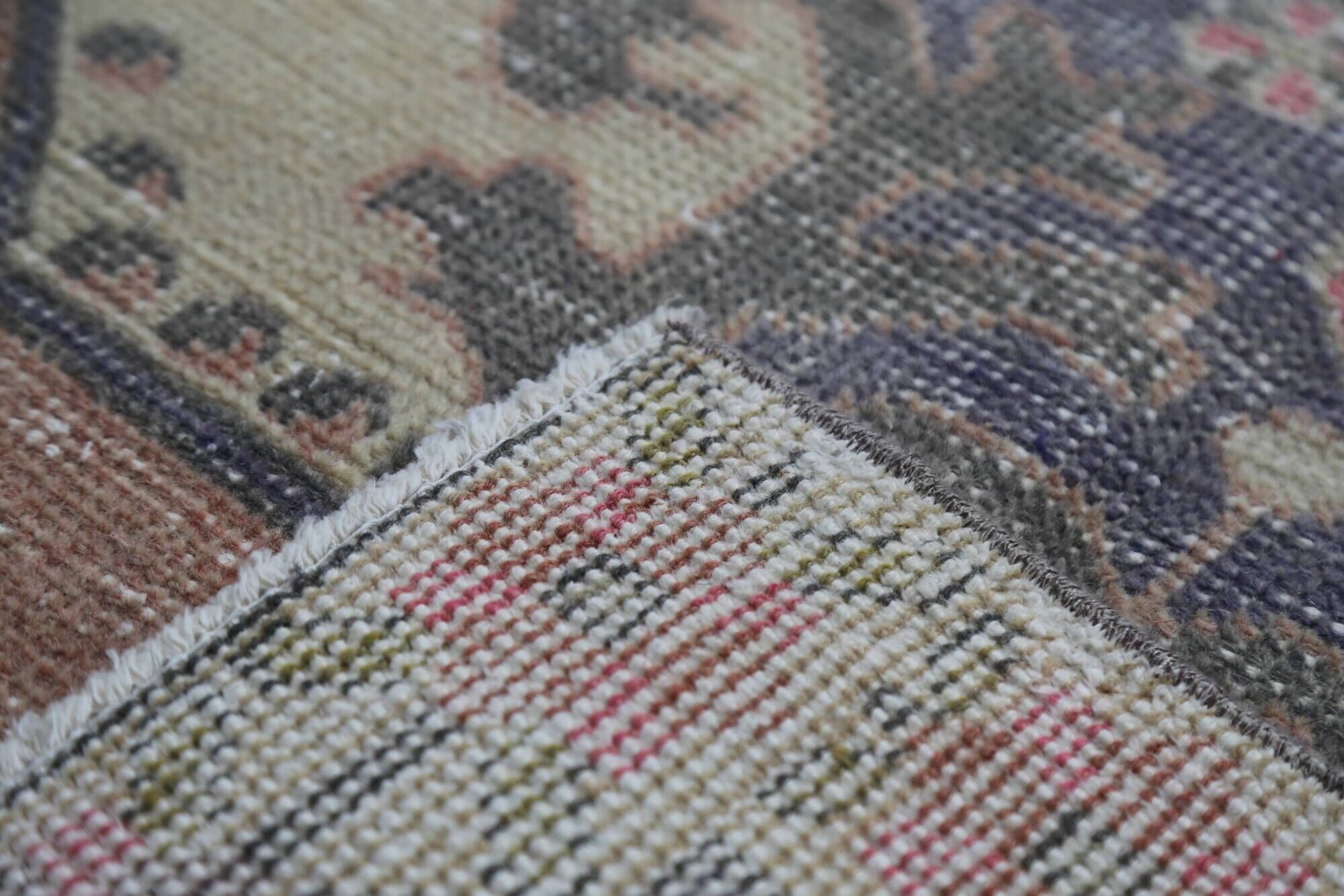Vintage multicoloured Turkish rug with floral medallion, 125 × 213 cm