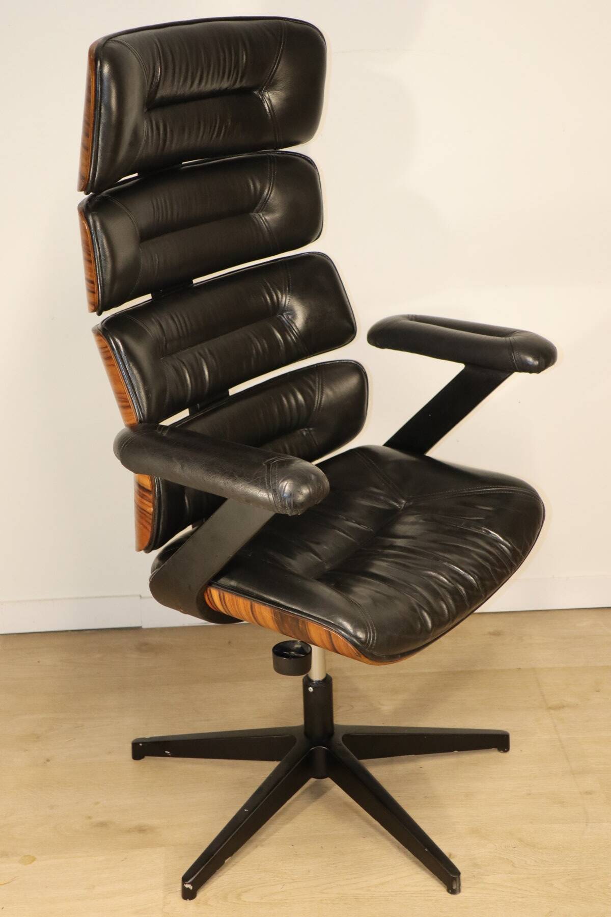 Fauteuil de bureau vintage en skaï et bois - 1970