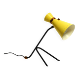 Grande lampe de table sur trépied de style mid-century moderne avec abat-jour diabolo jaune.