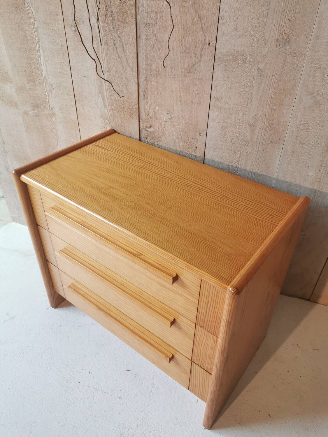 Pine chest of drawers