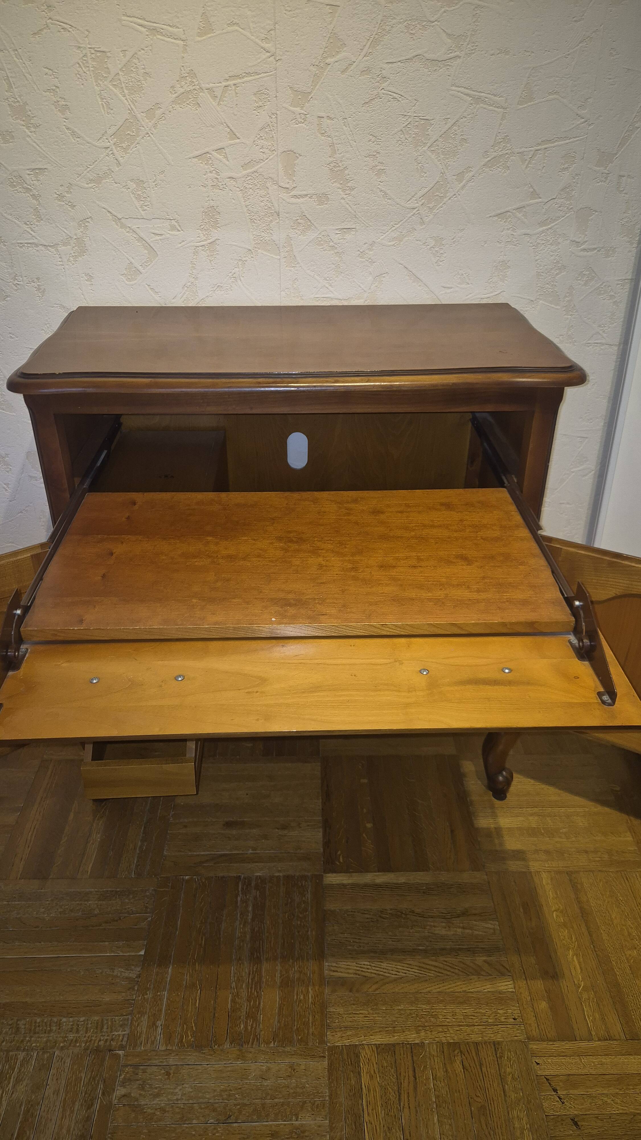 Classic style TV unit with sliding shelf