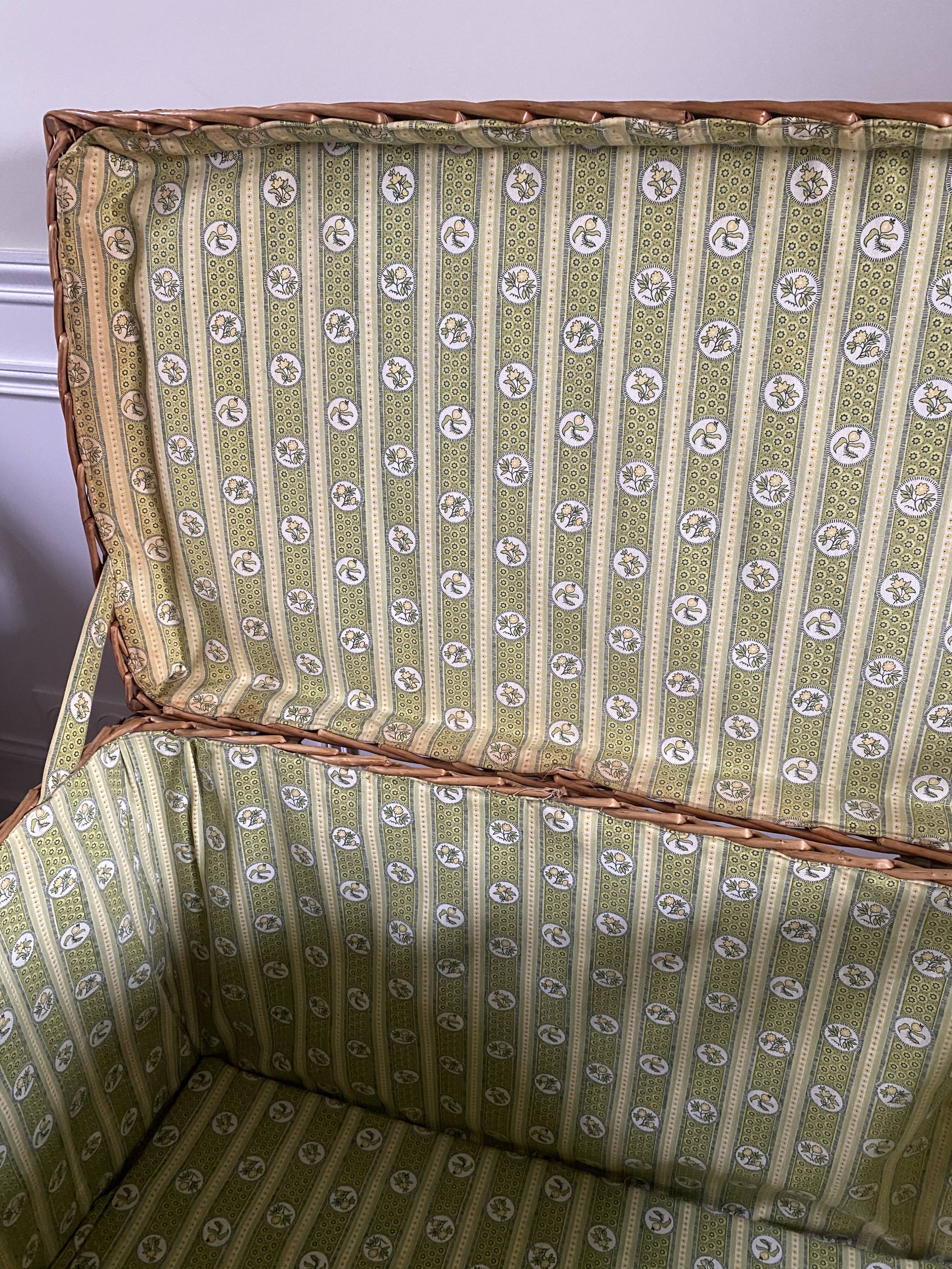 Malle / coffre en osier rotin vintage doublé tissu vert