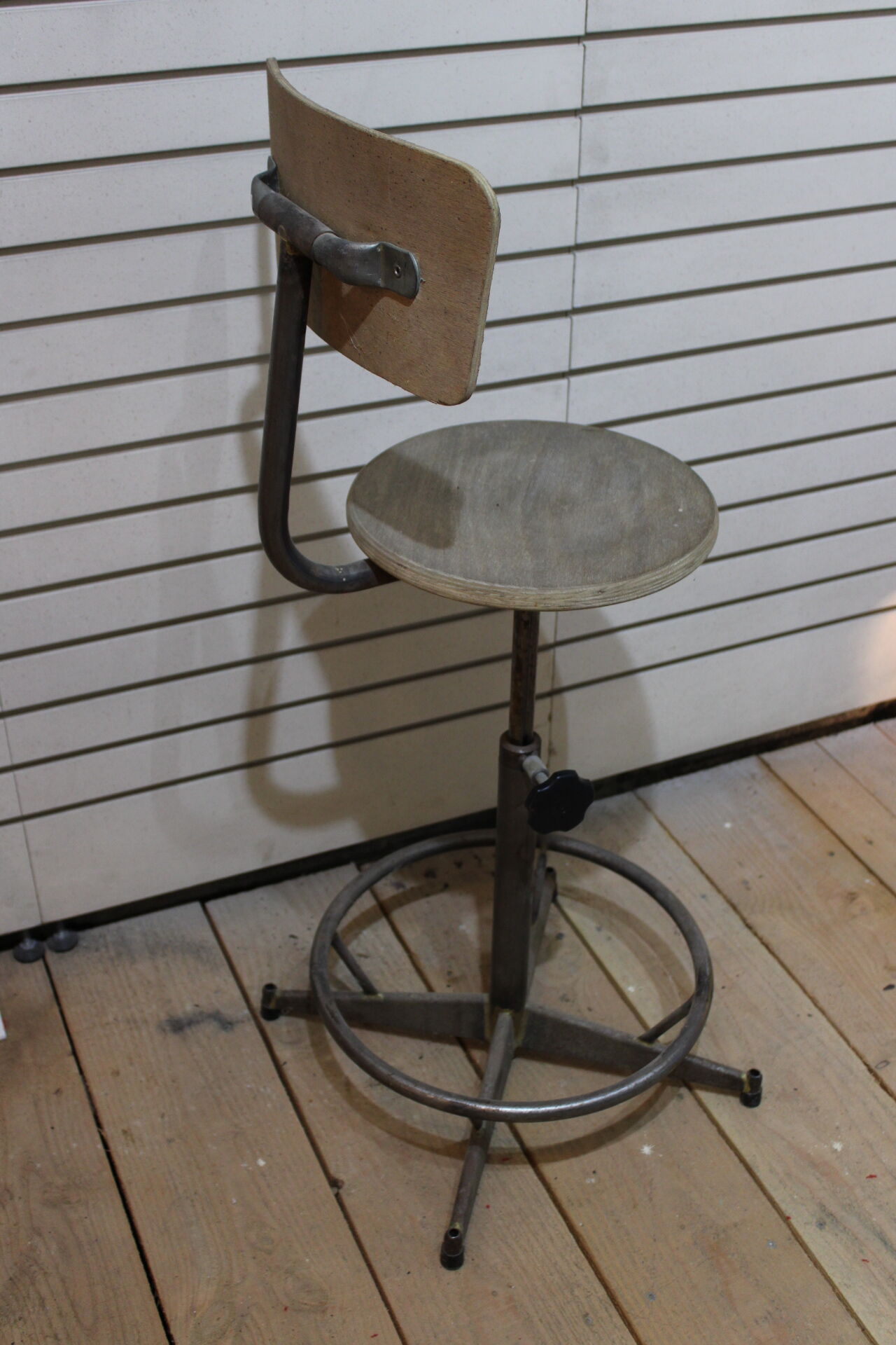 2 Vintage bar stools - adjustable height