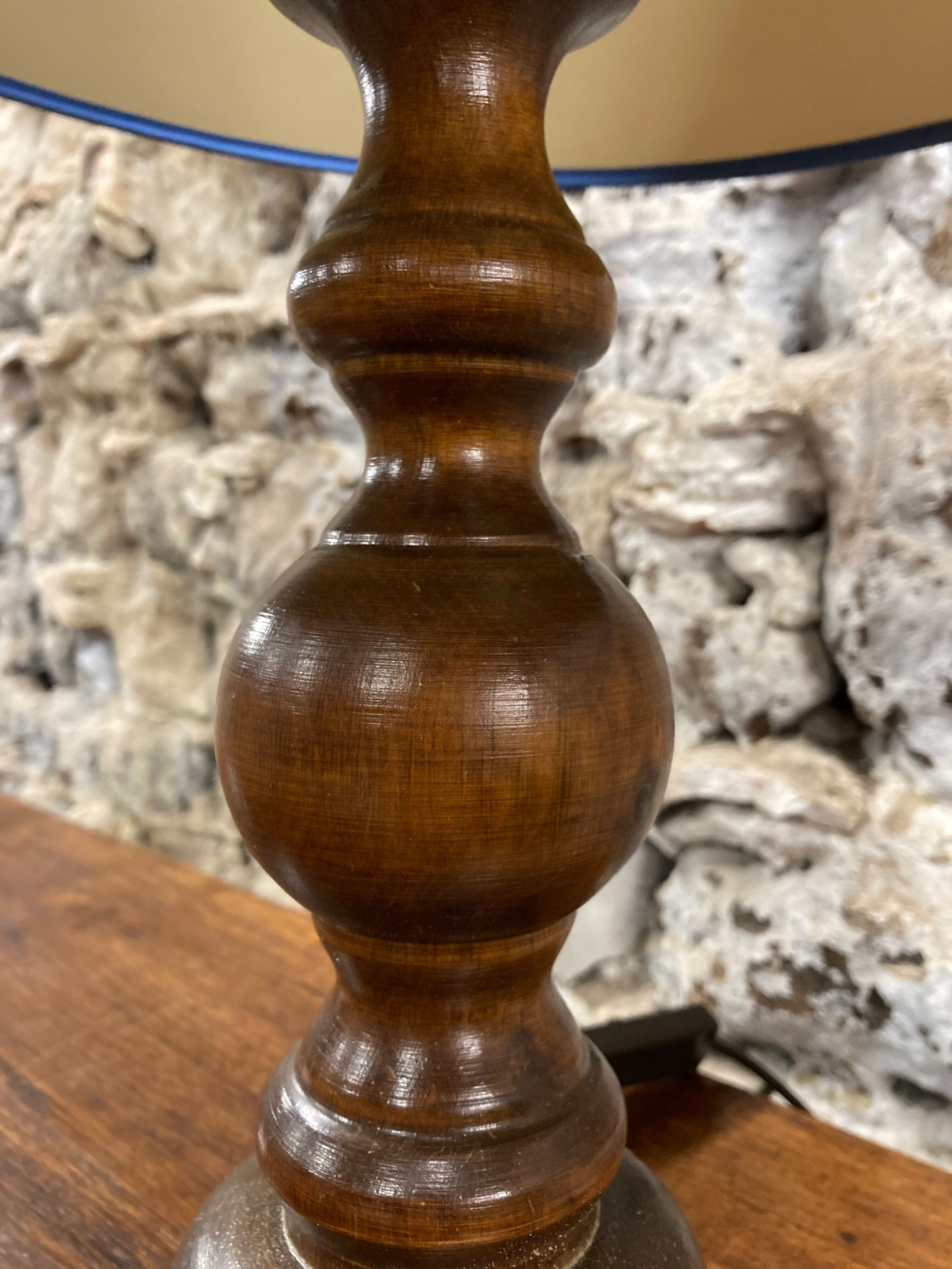 Lampe en bois tourné vintage avec abat jour bleu