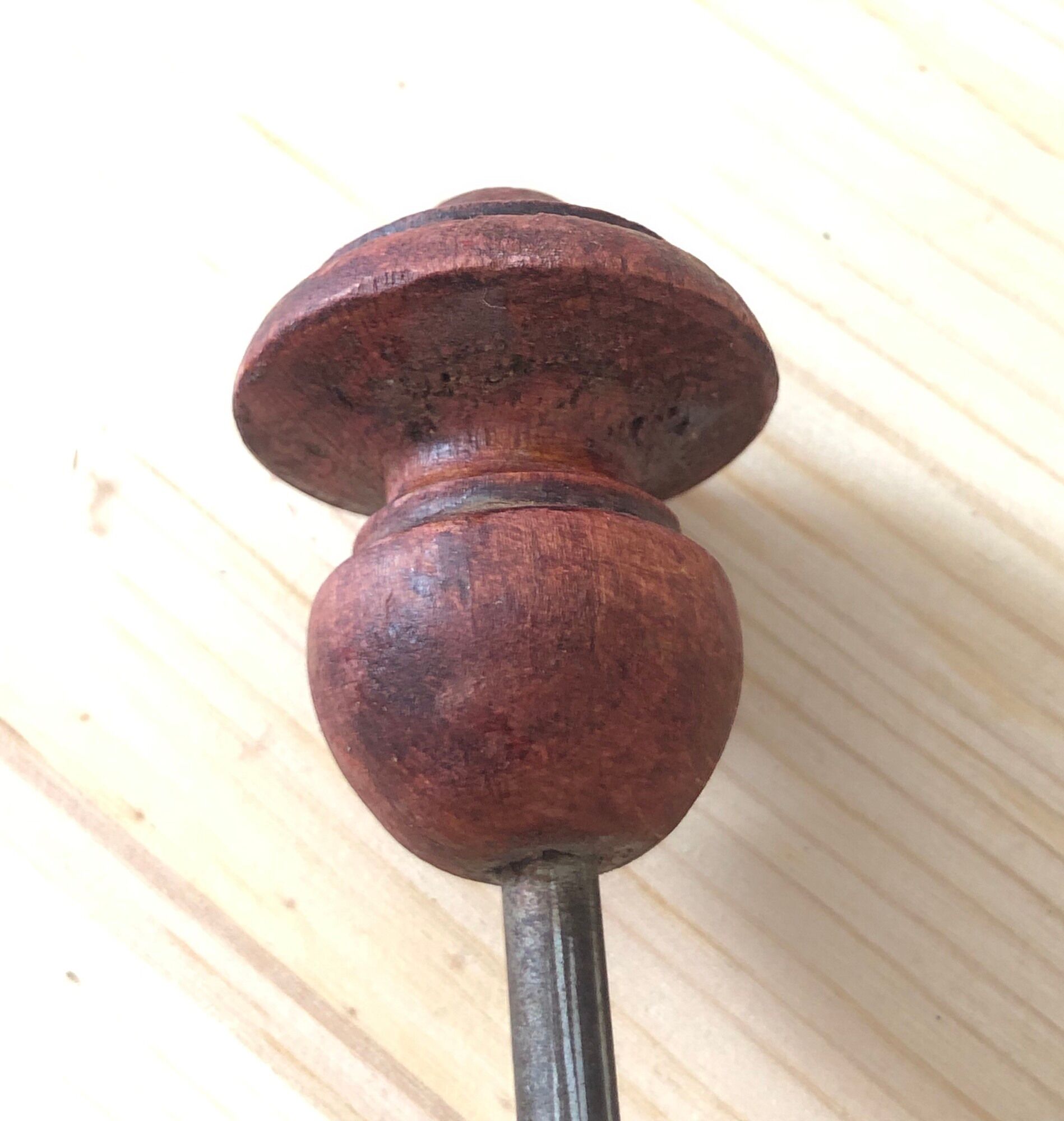 Vintage patère in red wood and metal bistro style
