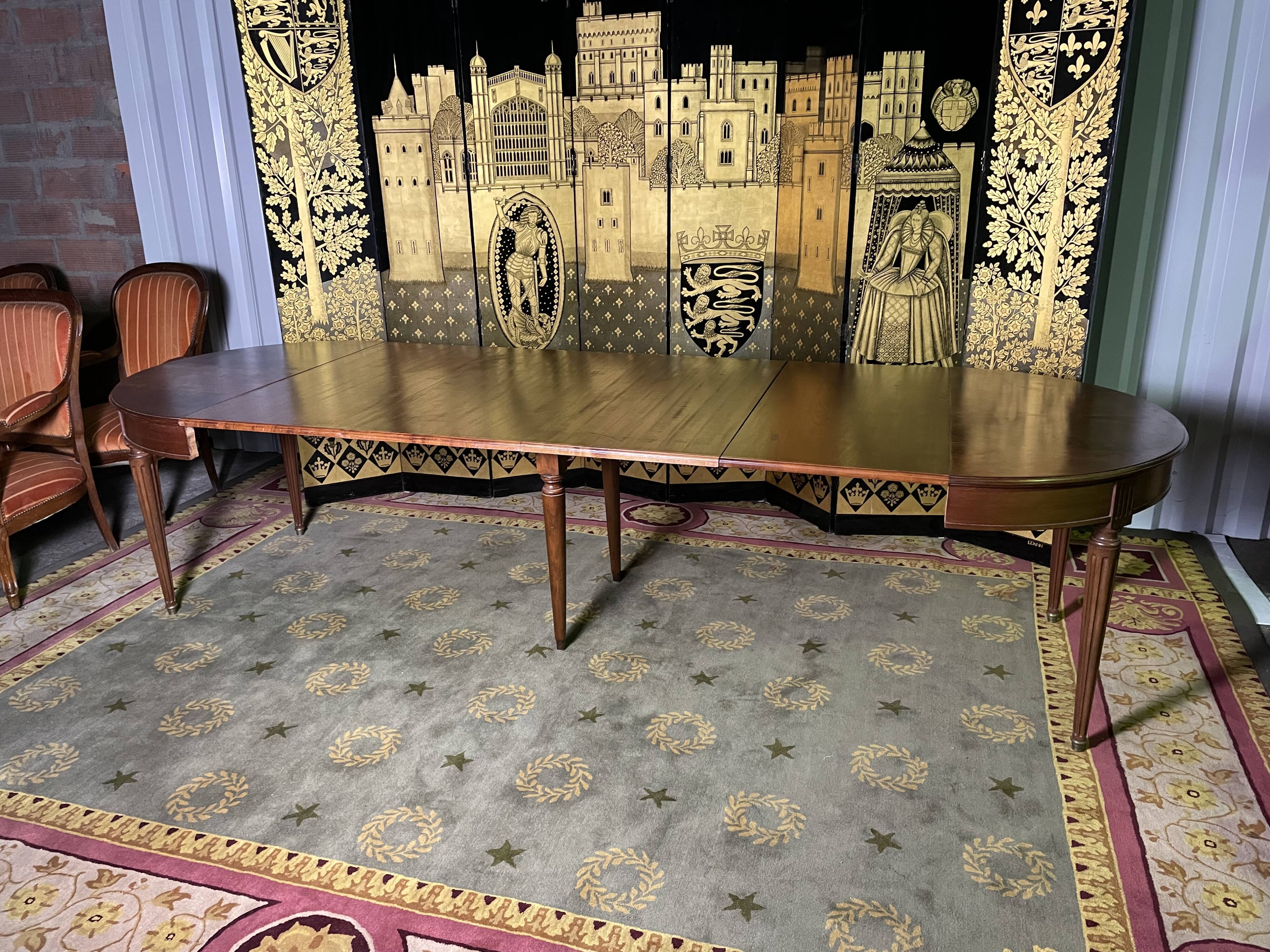 Round dining table Louis XVI style + 4 extensions