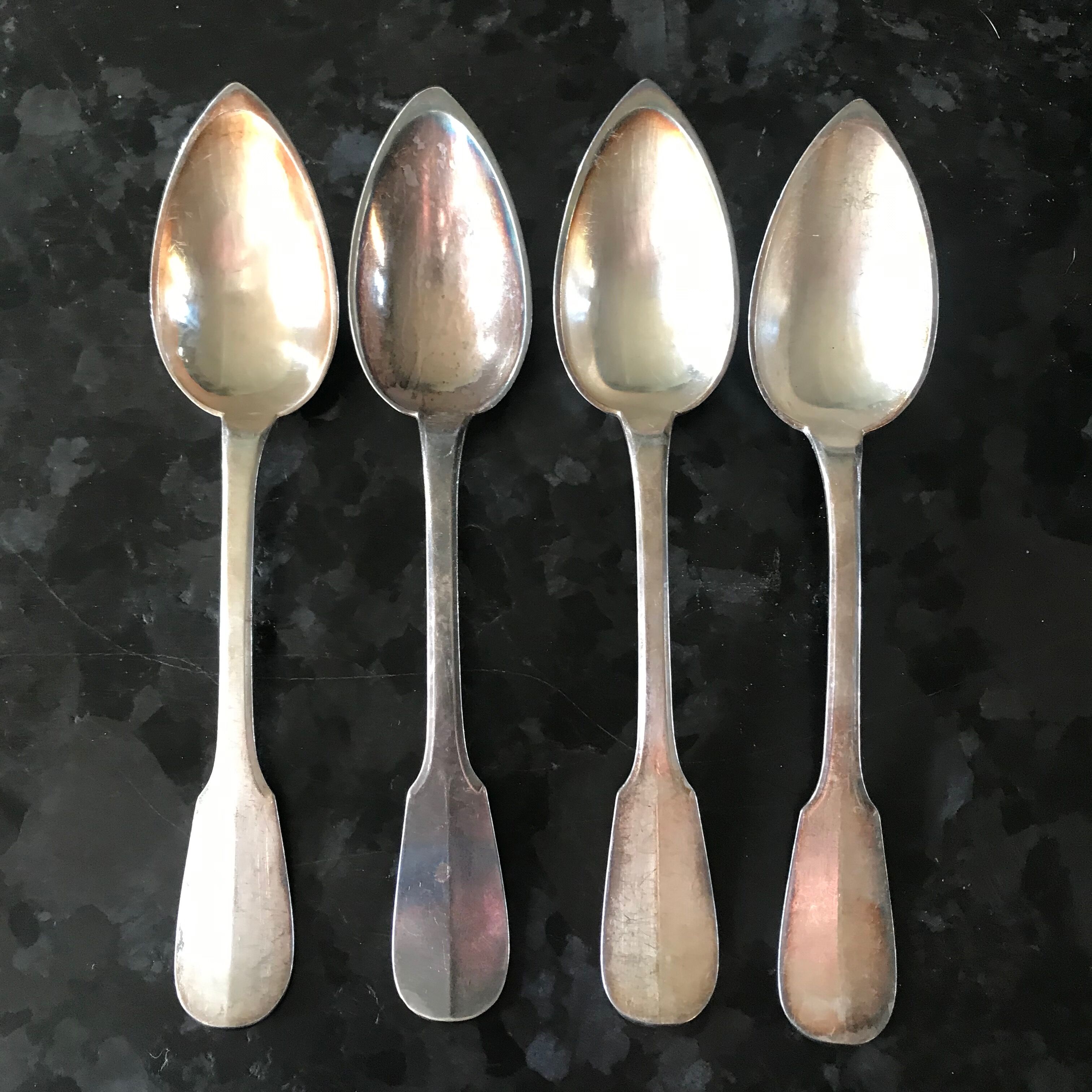Pop-up Christmas 2022 Set of 4 silver spoons dating from the early twentieth century.