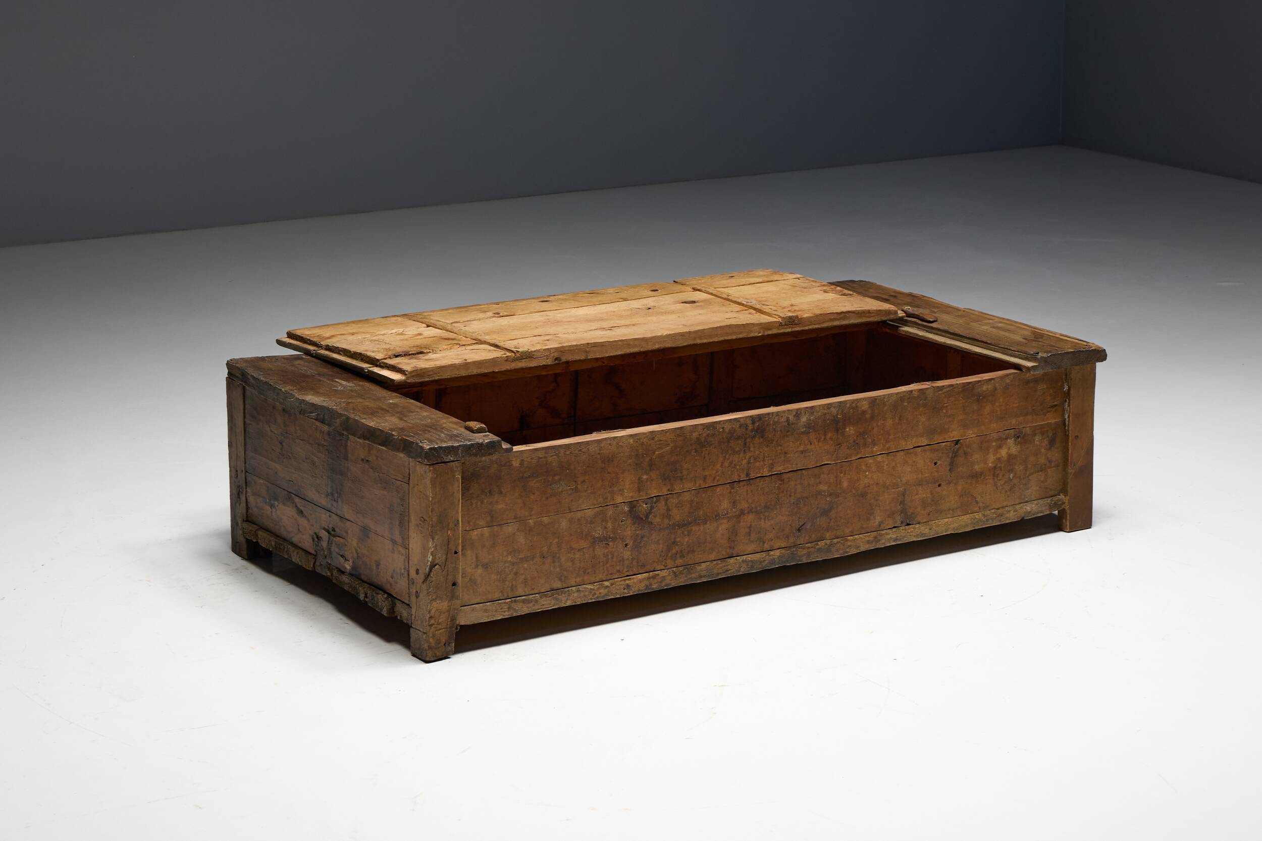 Table basse en chêne rustique vernaculaire, France, 20e siècle