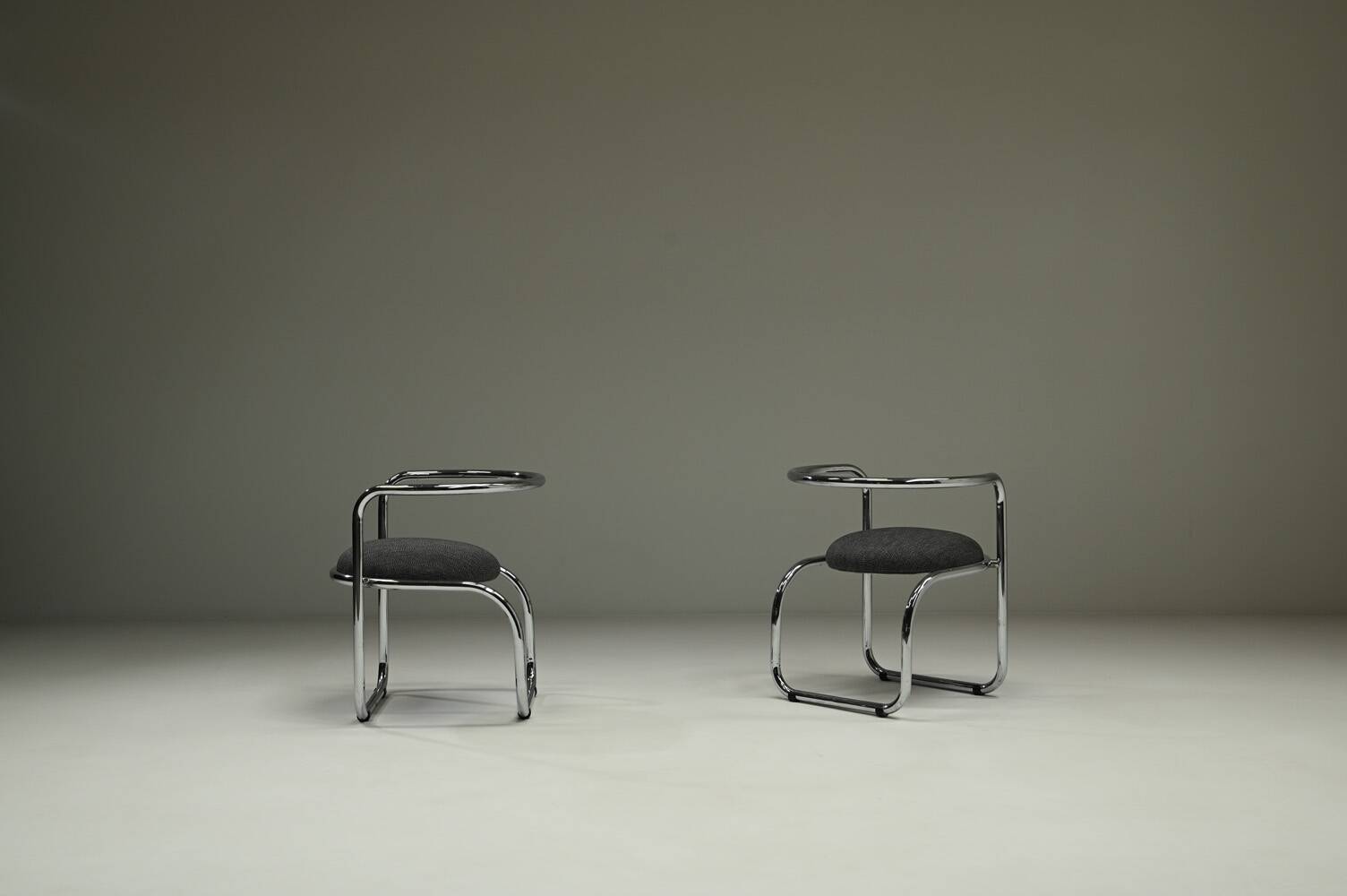Set of 2 chrome side chairs, 1970s Italy.