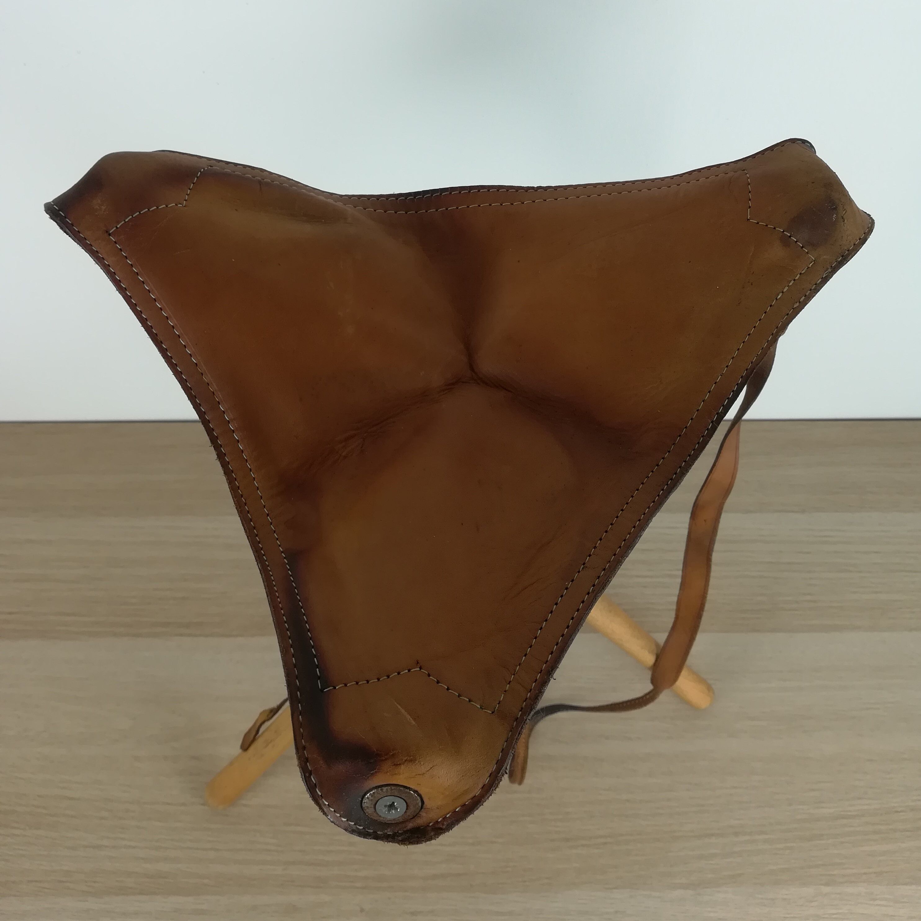 Foldable tripod stool in leather and wood