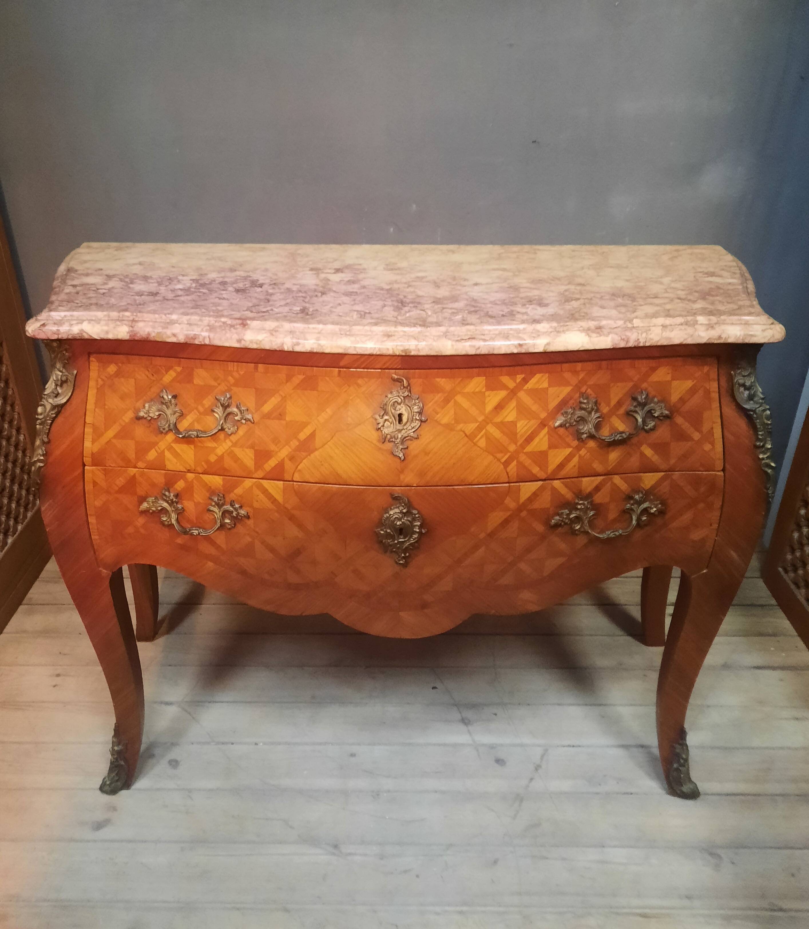 Commode en marquetterie style Louis XV
