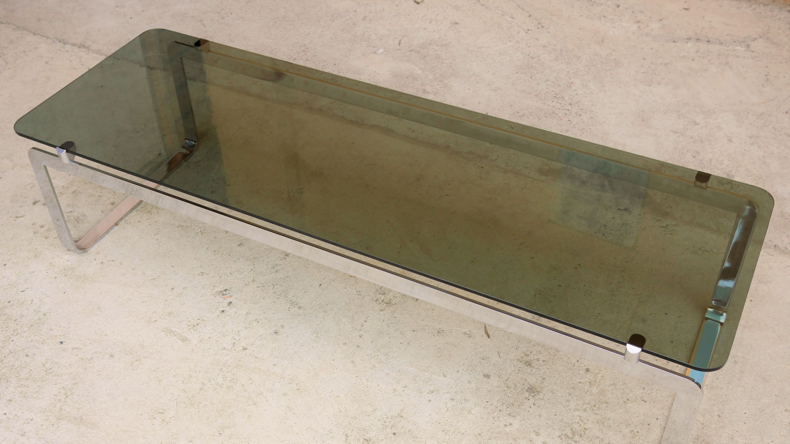 Table basse vintage en métal chromé et en verre fumé