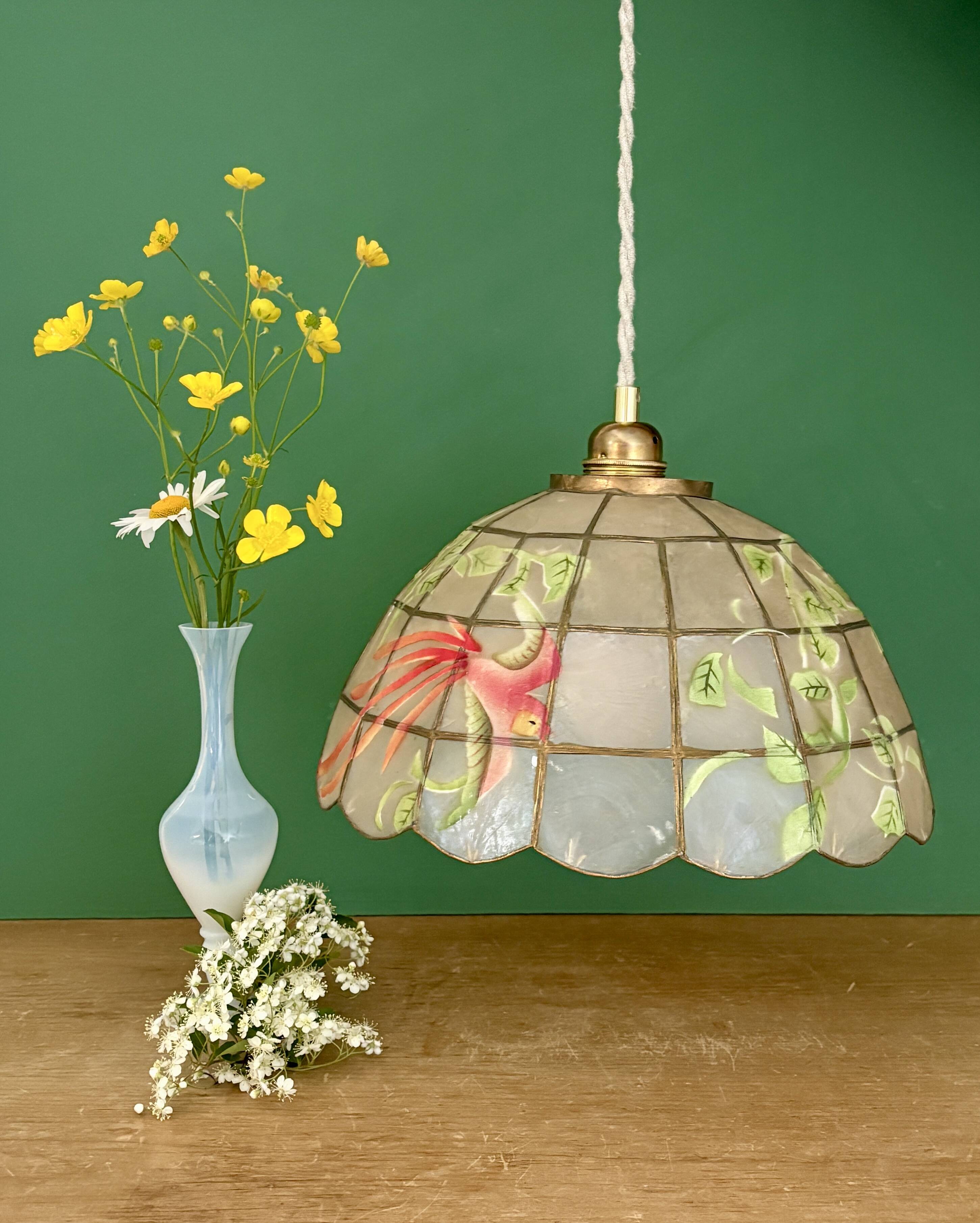 Suspension abat-jour vintage en nacre et laiton décors d'oiseaux
