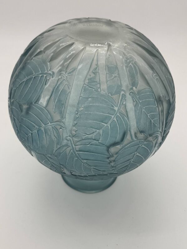 Un vase en verre patiné bleu R. Lalique Milan