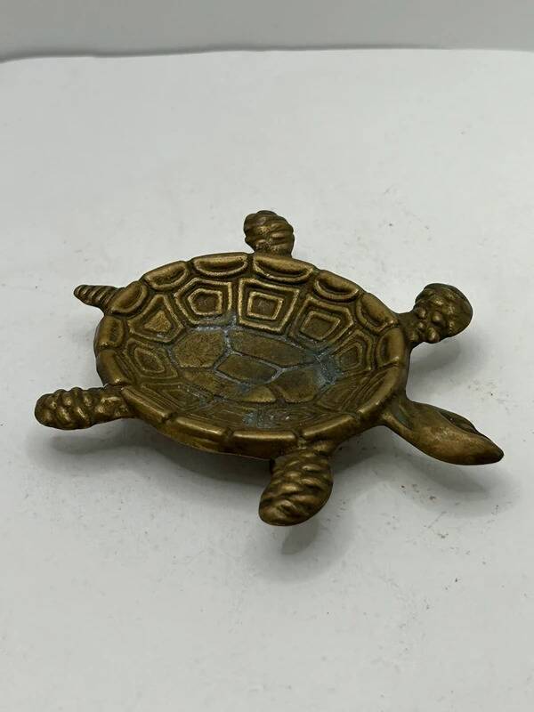 Vintage turtle ashtray in gilded brass, patinated animal-shaped catchall.