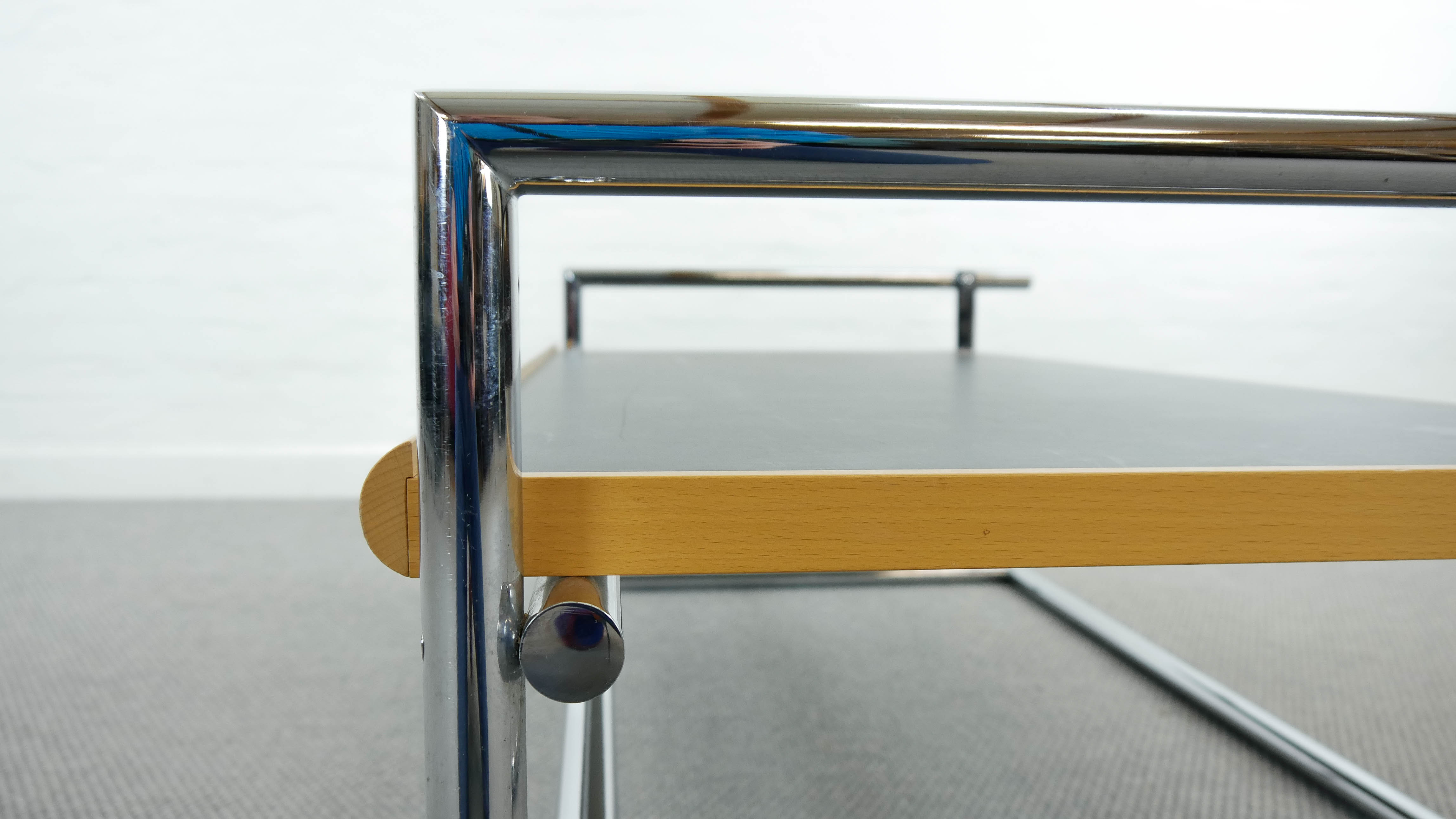 Menton Table by Eileen Gray fort ClassiCon
