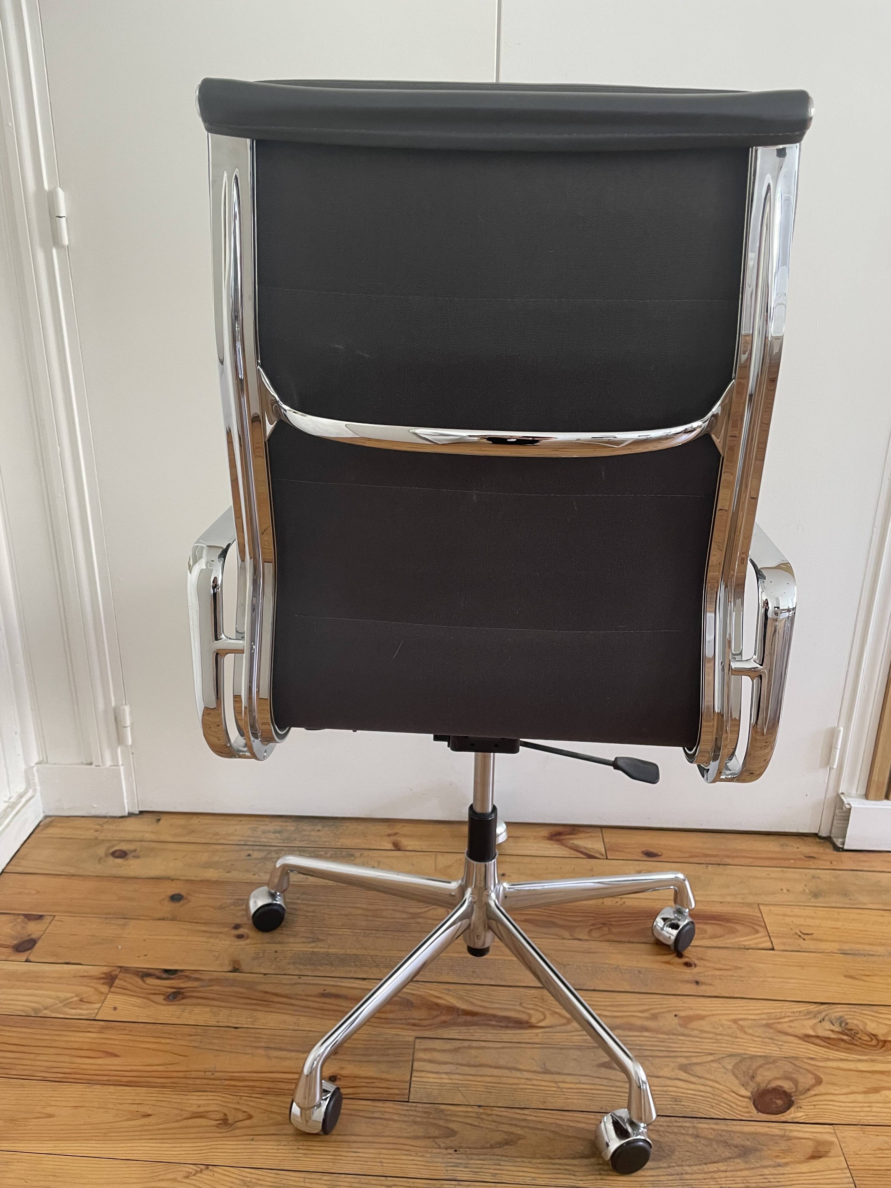 Fauteuil de bureau ea 219 soft pad eames chair by vitra