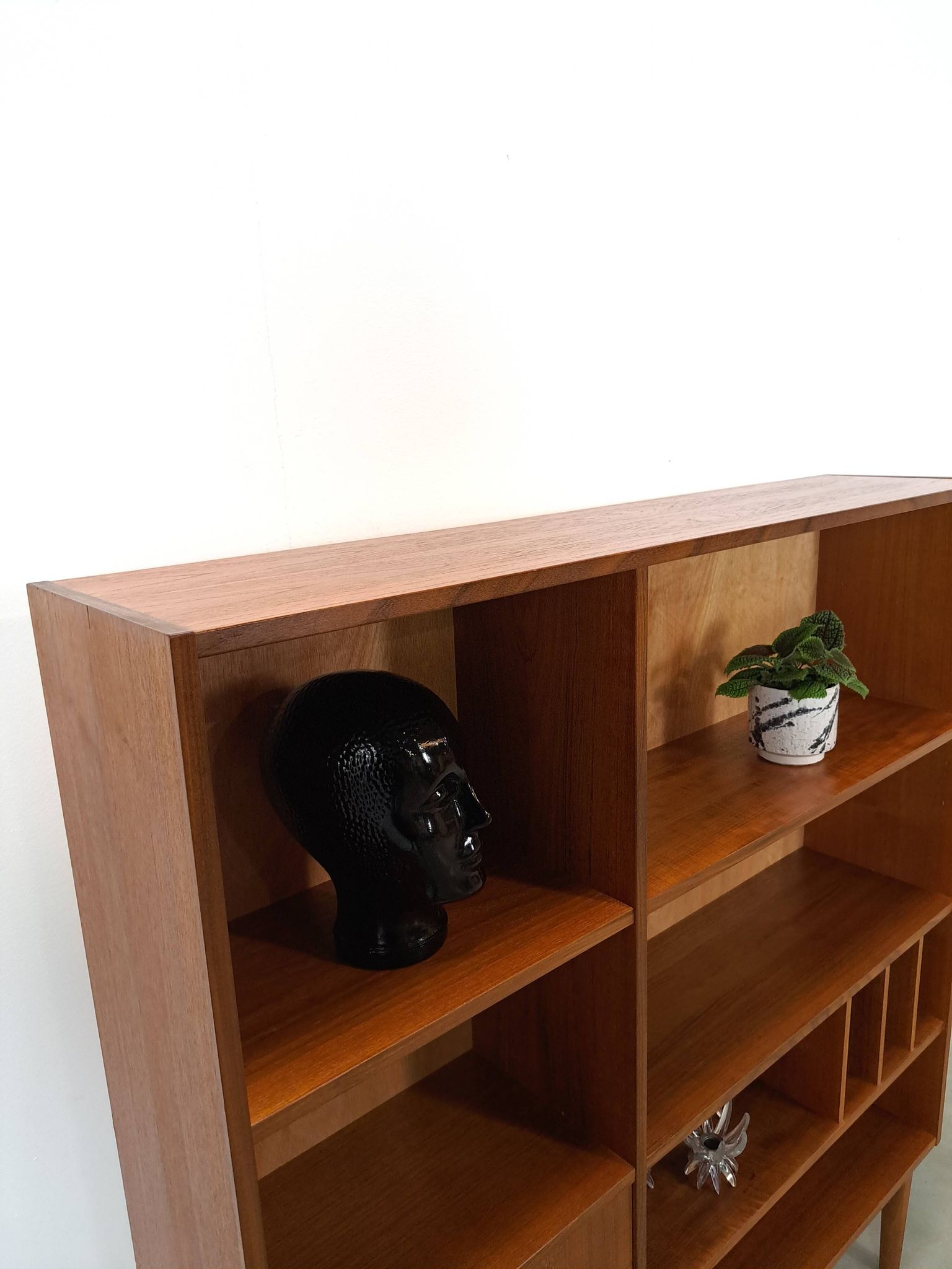 Deens teak vakkenkast met lades en hoge poten, vintage wandkast