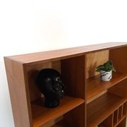 Deens teak vakkenkast met lades en hoge poten, vintage wandkast