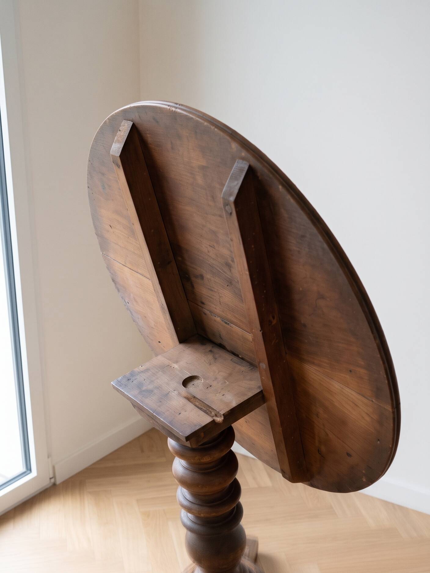 Antique wooden guéridon with a tilting top.