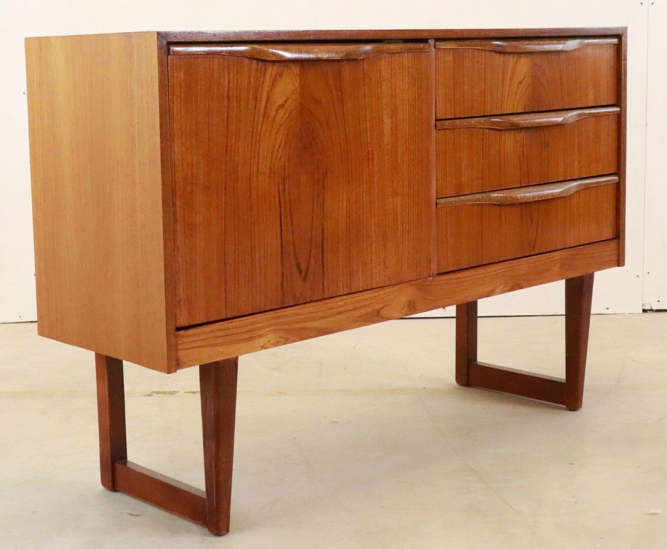 Compact english sideboard ́walsden ́ 106.5 cm