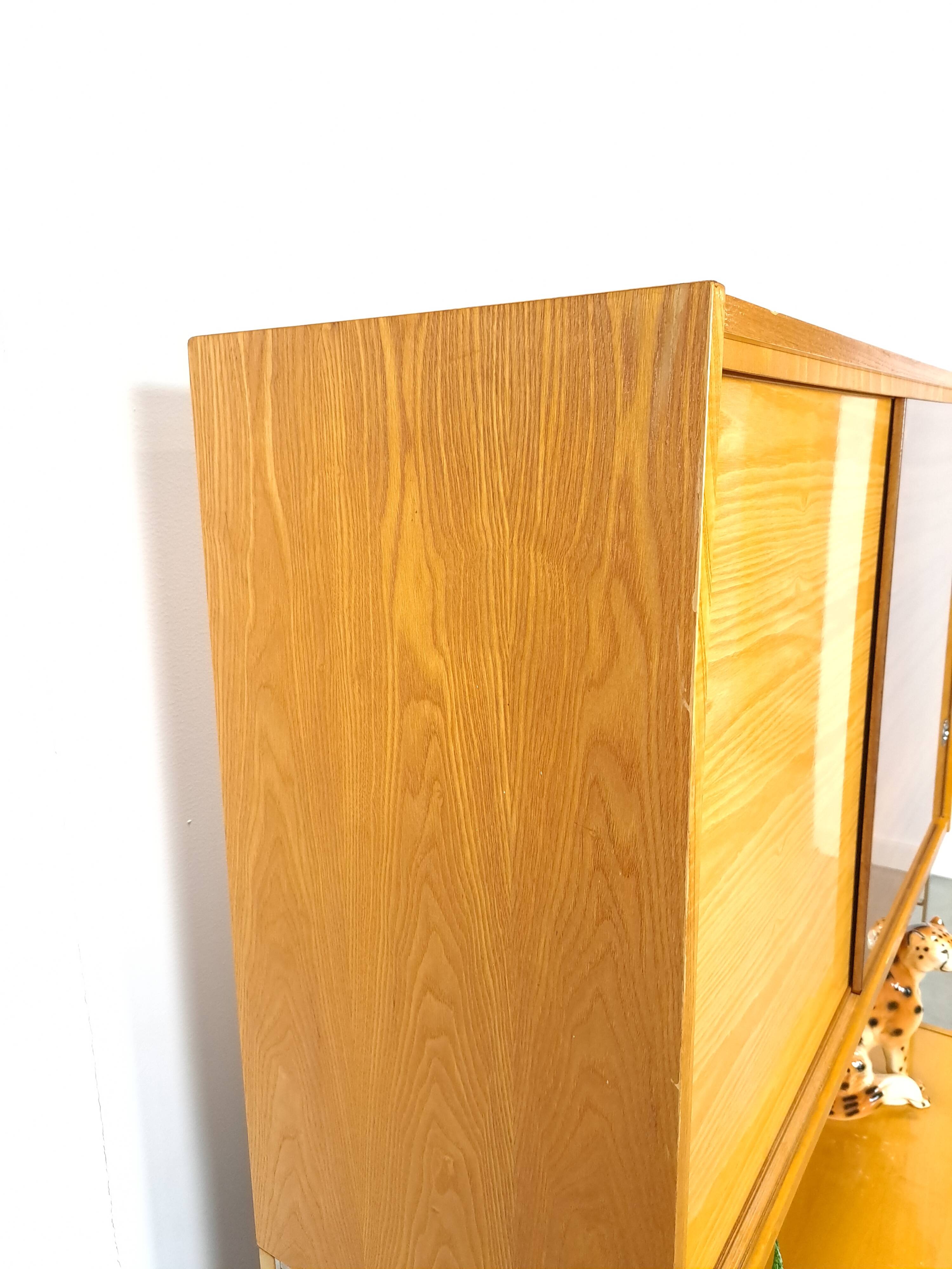 Jitona design vitrinekast met 2 kleuren fineer en schuifdeuren