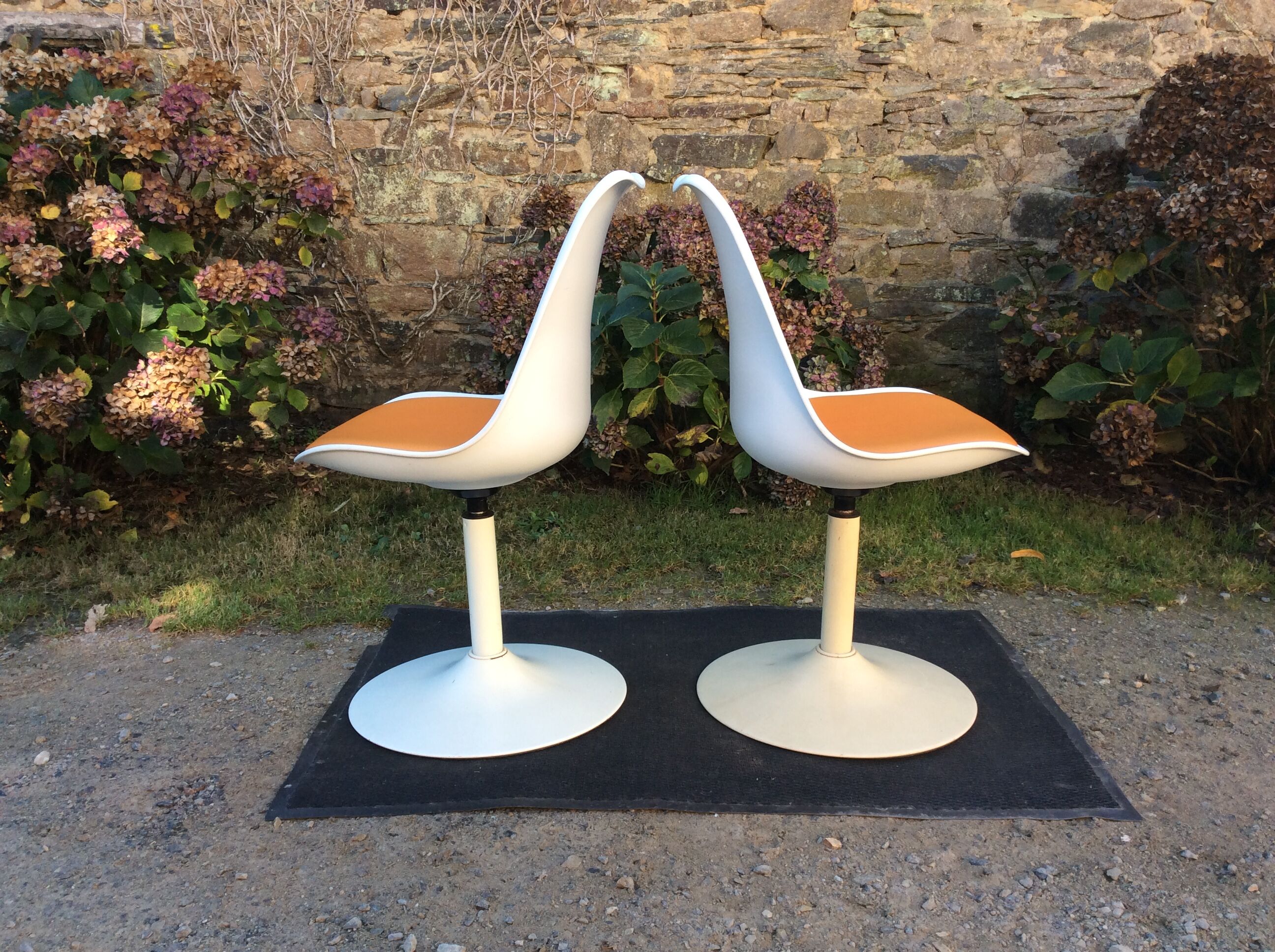 Vintage chair with tulip base in white lacquered metal pvc back and seat in orange Skaï.