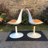 Vintage chair with tulip base in white lacquered metal pvc back and seat in orange Skaï.