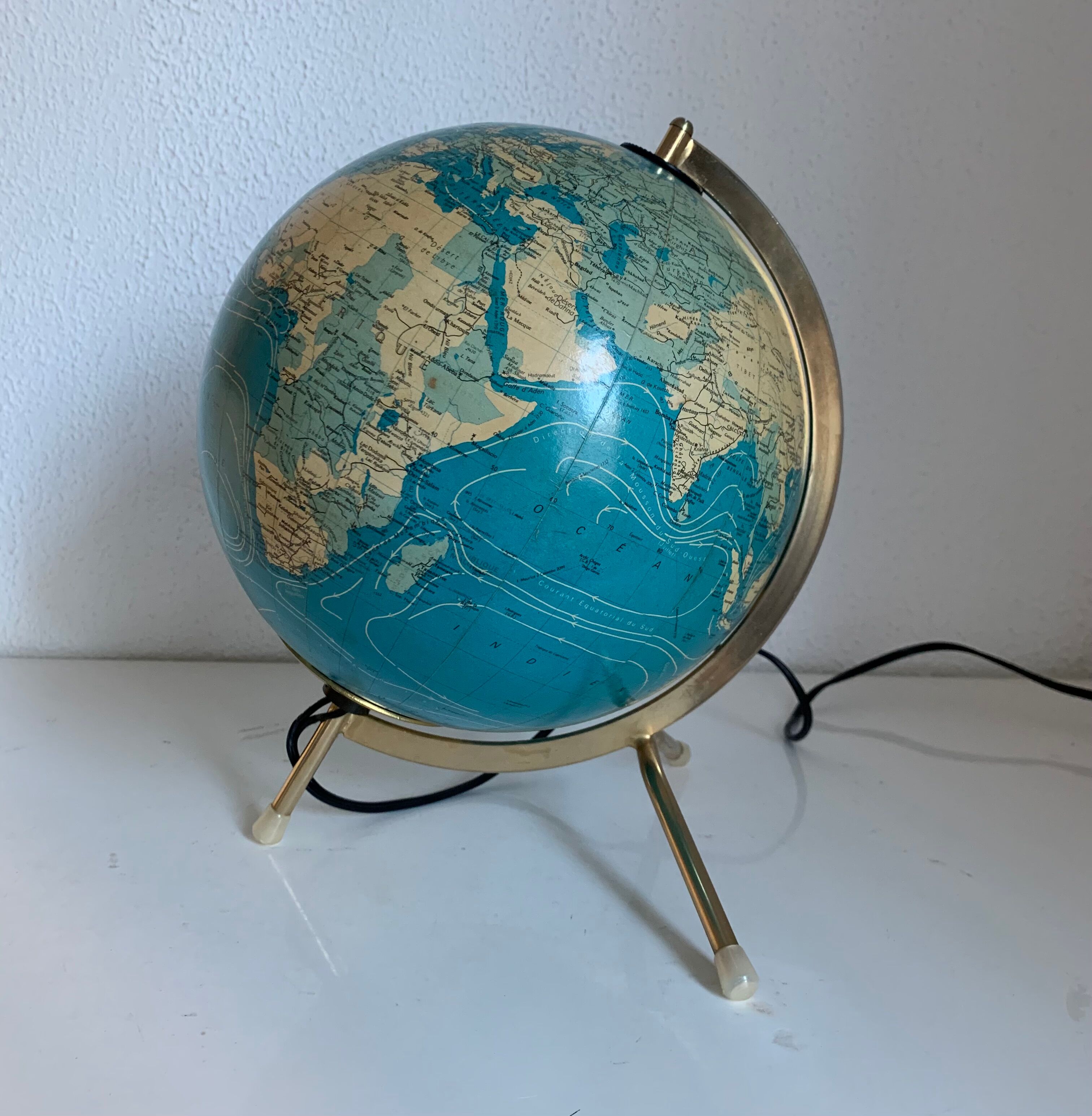 Globe  vintage 1977 terrestre verre tripode doré Taride - 28 cm