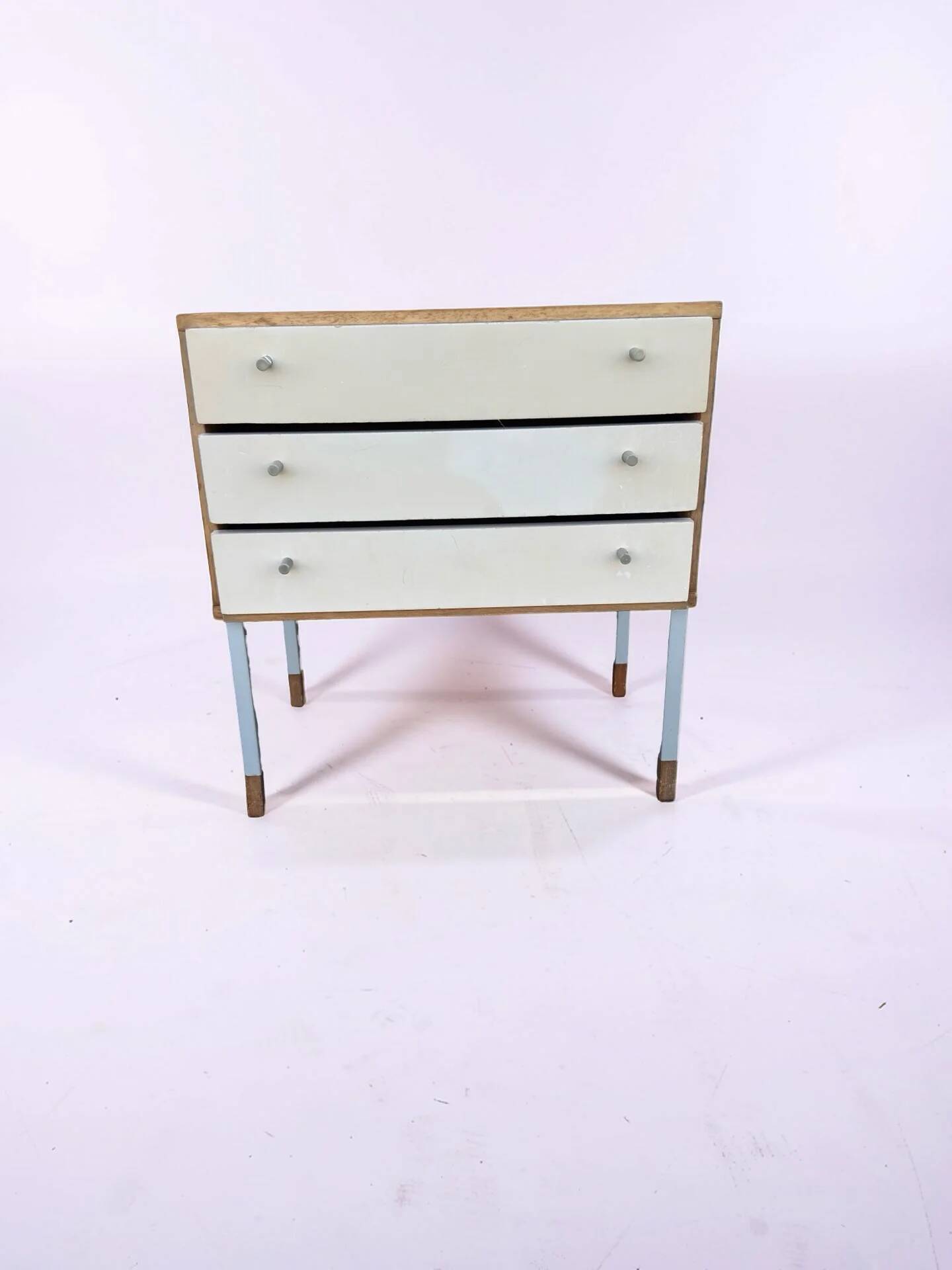 Small vintage drawer unit / bedside table with white drawers