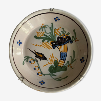 Assiette de Nevers en faïence fin XVIIIe siècle décor de corne d'abondance