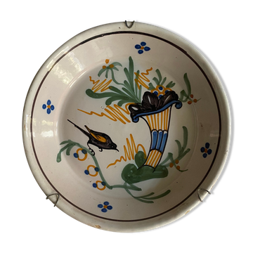 Assiette de Nevers en faïence fin XVIIIe siècle décor de corne d'abondance