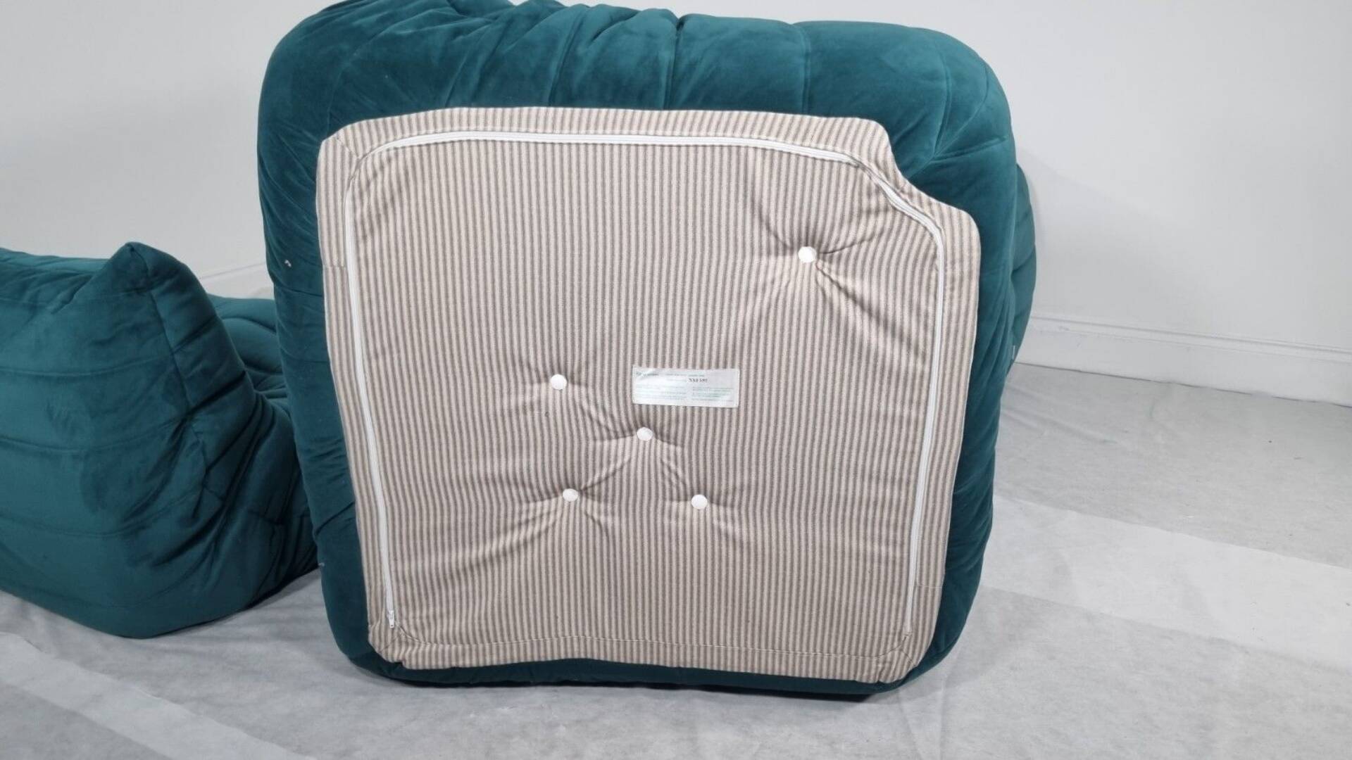 Ensemble Ligne Roset Togo 3 pièces en velours bleu canard .