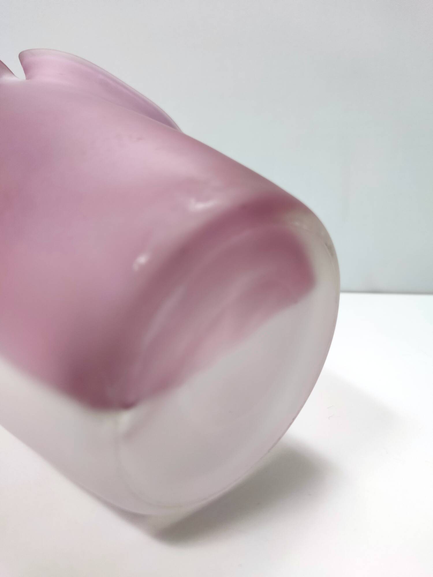 Vase en verre de Murano gravé bicolore blanc et rose, Italie, années 1980